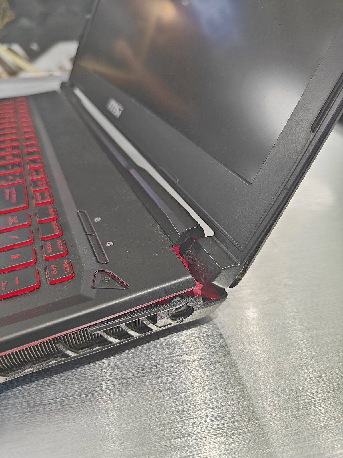 ซ่อม MSI GL63 บานพับหัก โครงสร้างแตก เปลี่ยนบอดี้ใหม่ 