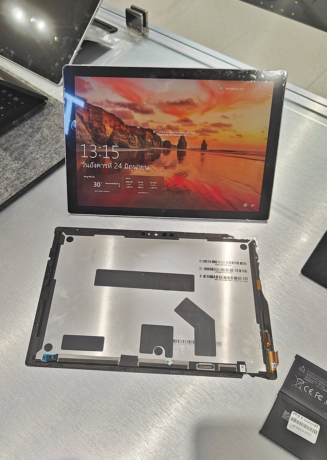 เปลี่ยนจอ Surface Pro 7+ จอแตก จอร้าว มุมกระแทก ซ่อมได้ งานเนี๊ยบ