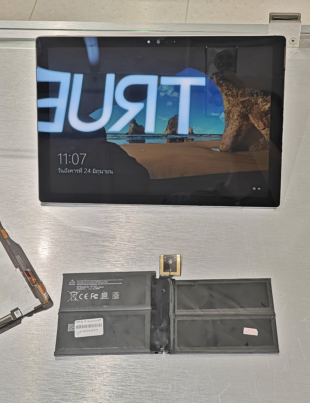 เปลี่ยนแบต Surface Pro 5 ใช้งานมานานก็เปลี่ยนได้ ซ่อมง่ายที่ TRUE IT