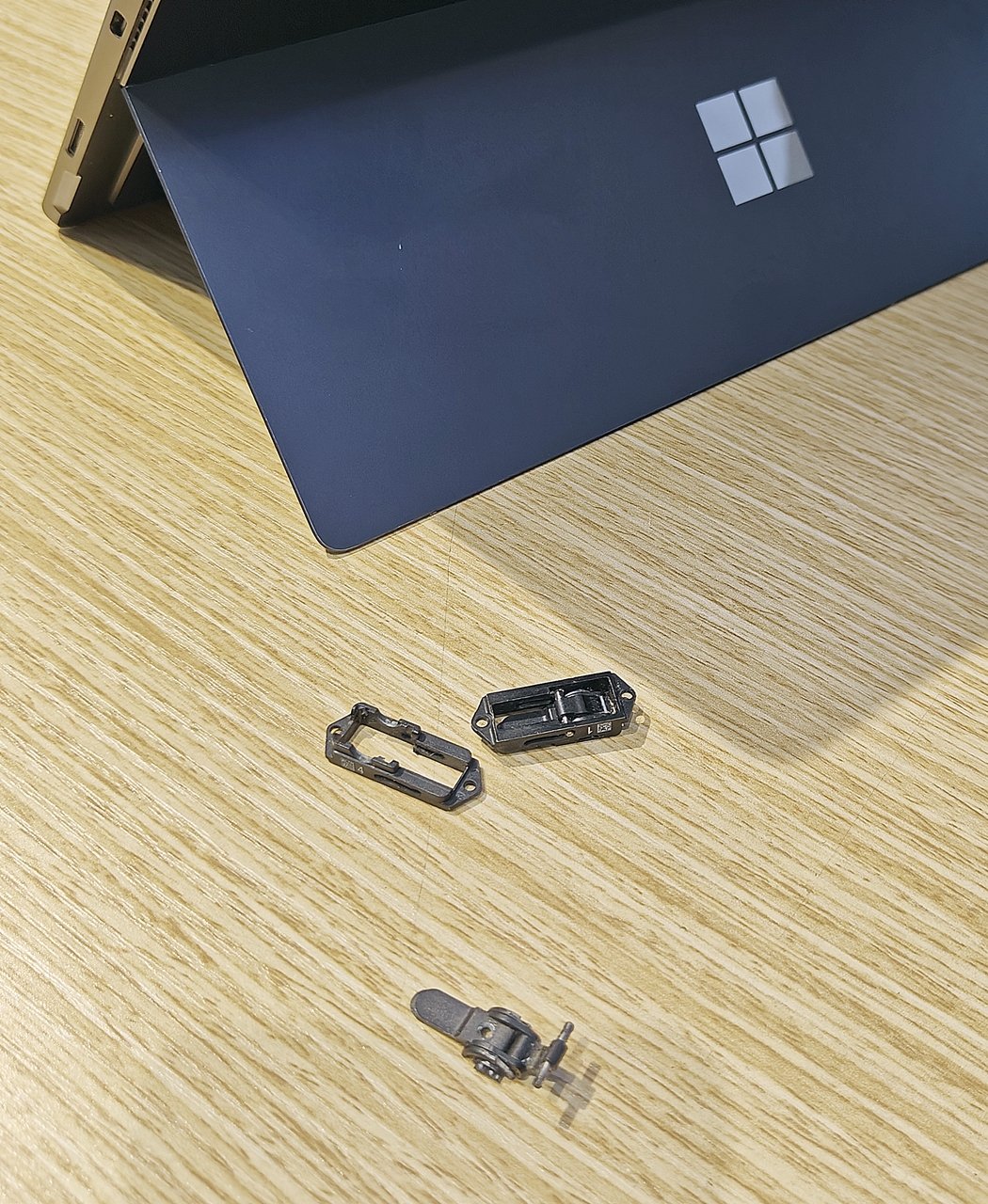 ขาบานพับหัก Surface Pro 8