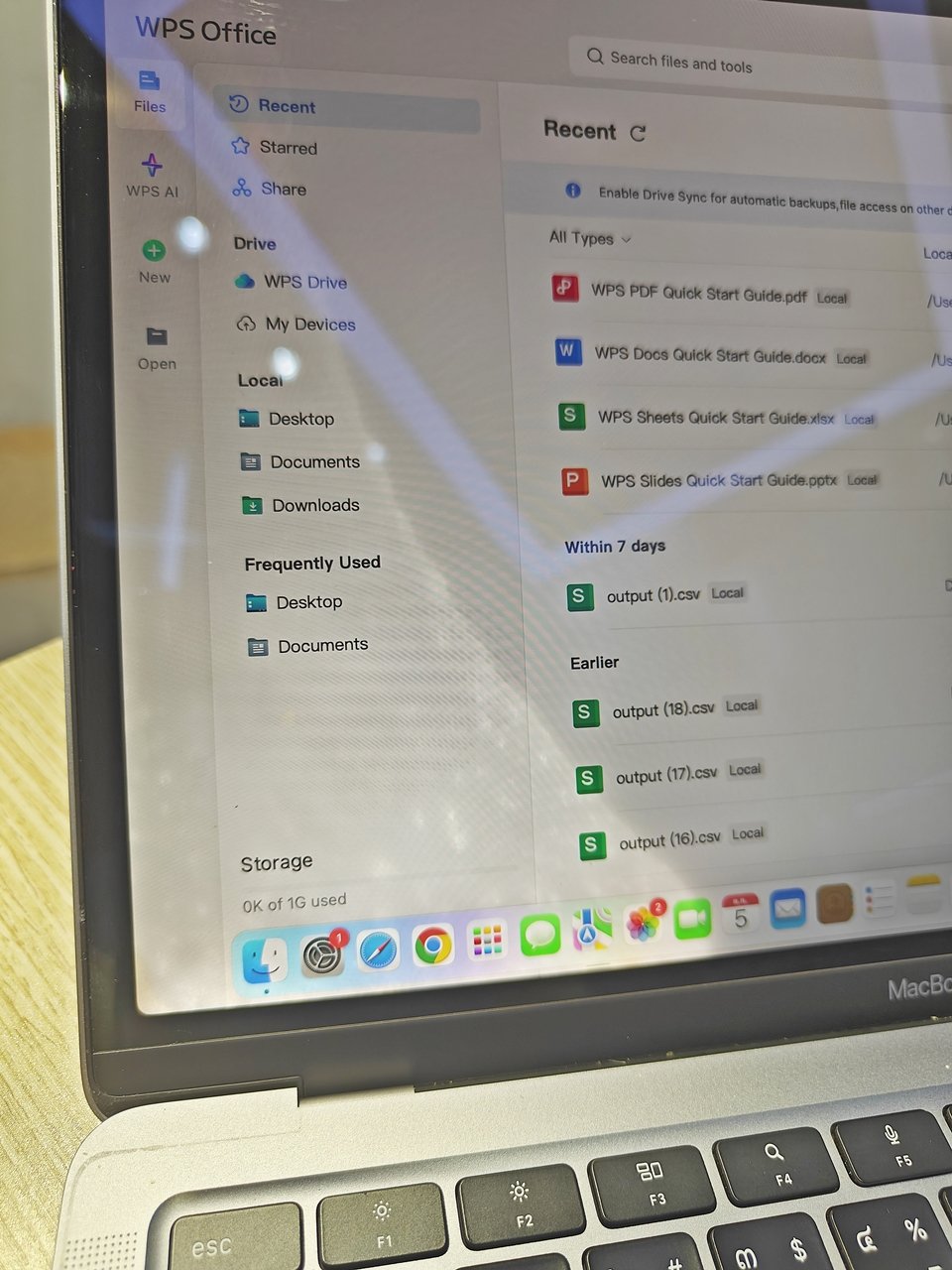 MacBook Air โดนกาแฟหกใส่จอ 3 เดือนที่แล้ว จอขึ้นคราบ แสงเพี้ยน ซ่อมได้โดยการเปลี่ยนฟิล์ม ไม่ต้องเปลี่ยนยกหัว