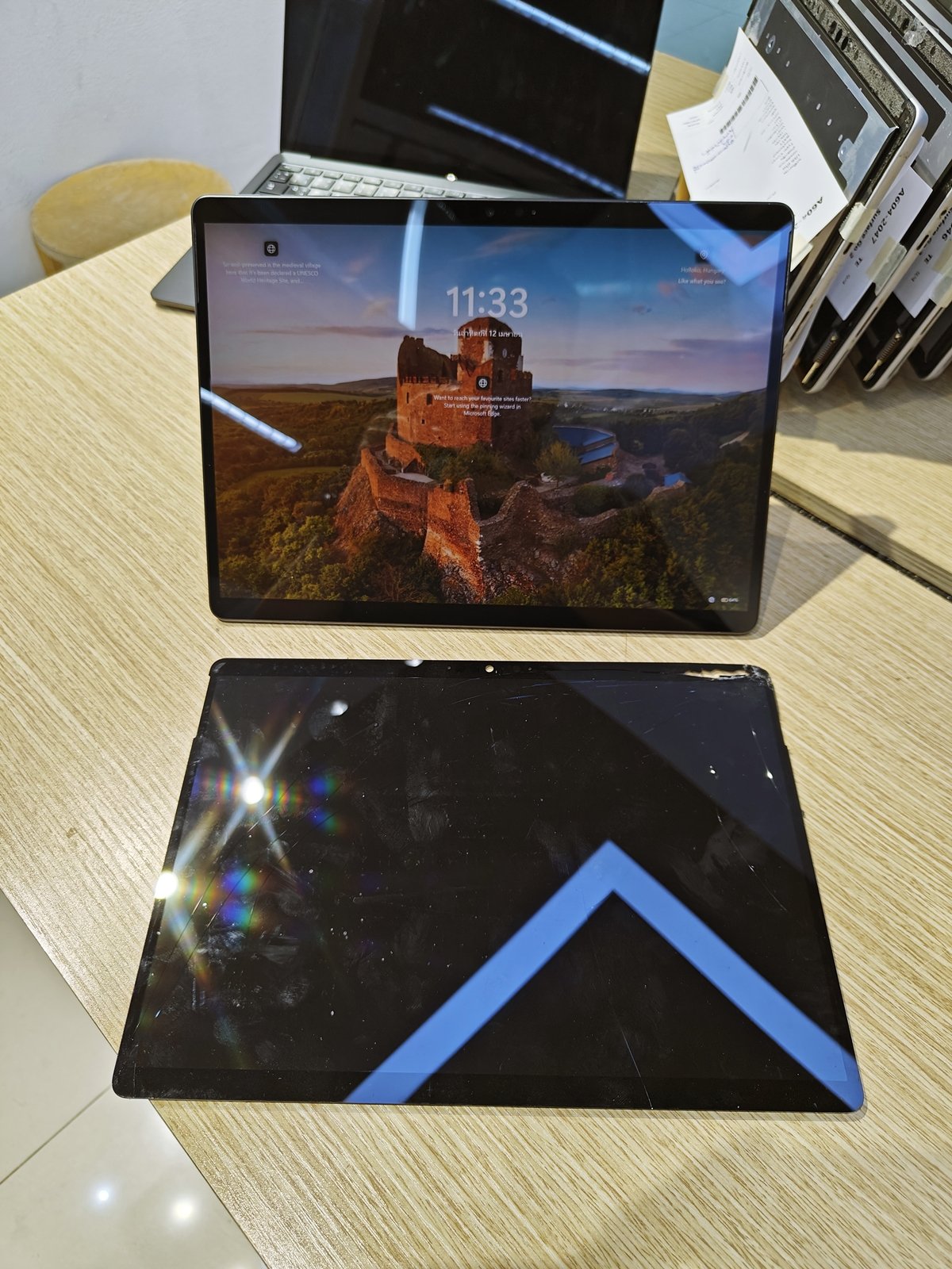 Surface Pro 9 จอแตก