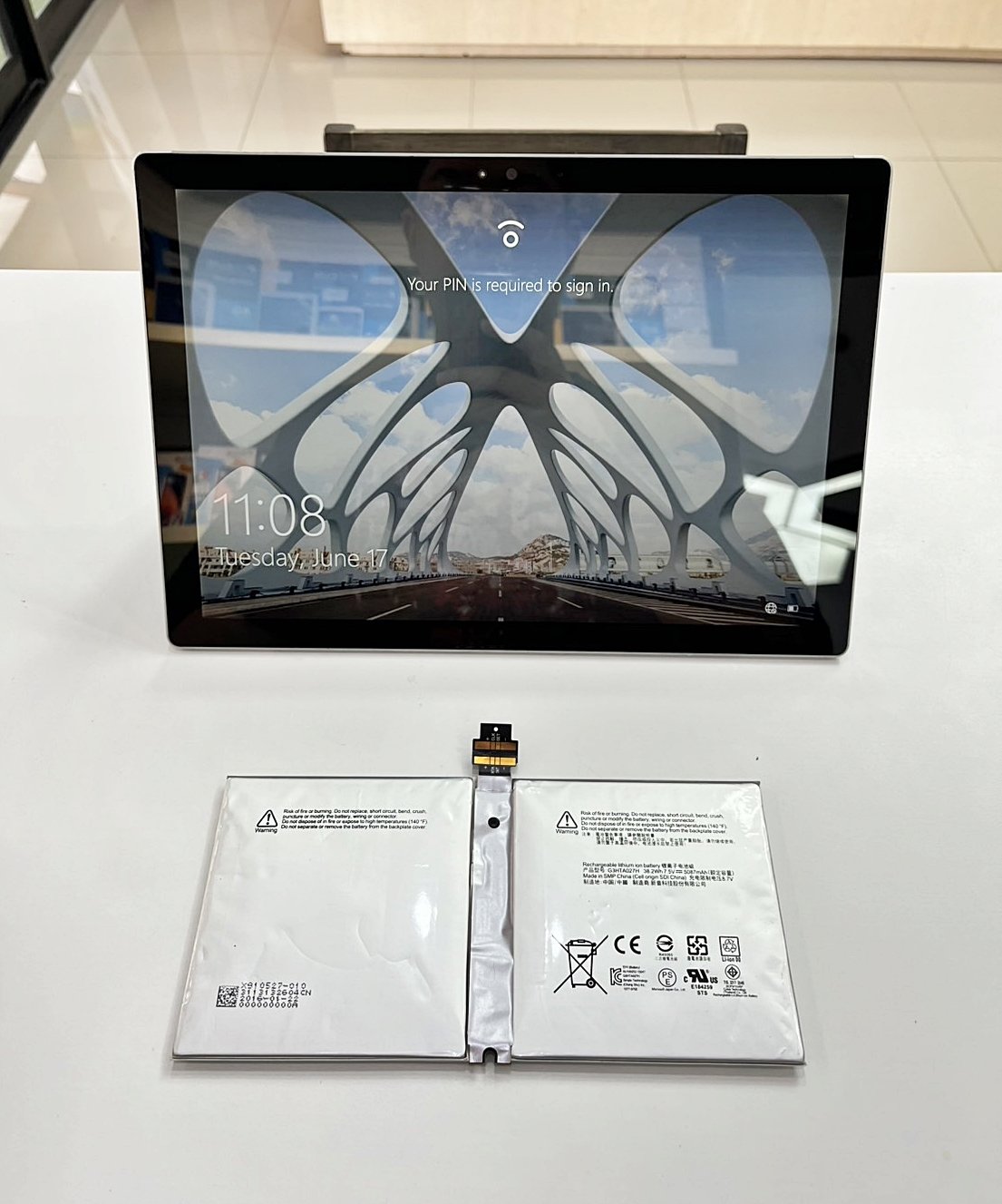 ซ่อม Surface Pro 4 แบตบวม เปลี่ยนแบตใหม่อย่างปลอดภัย ที่ TRUE IT