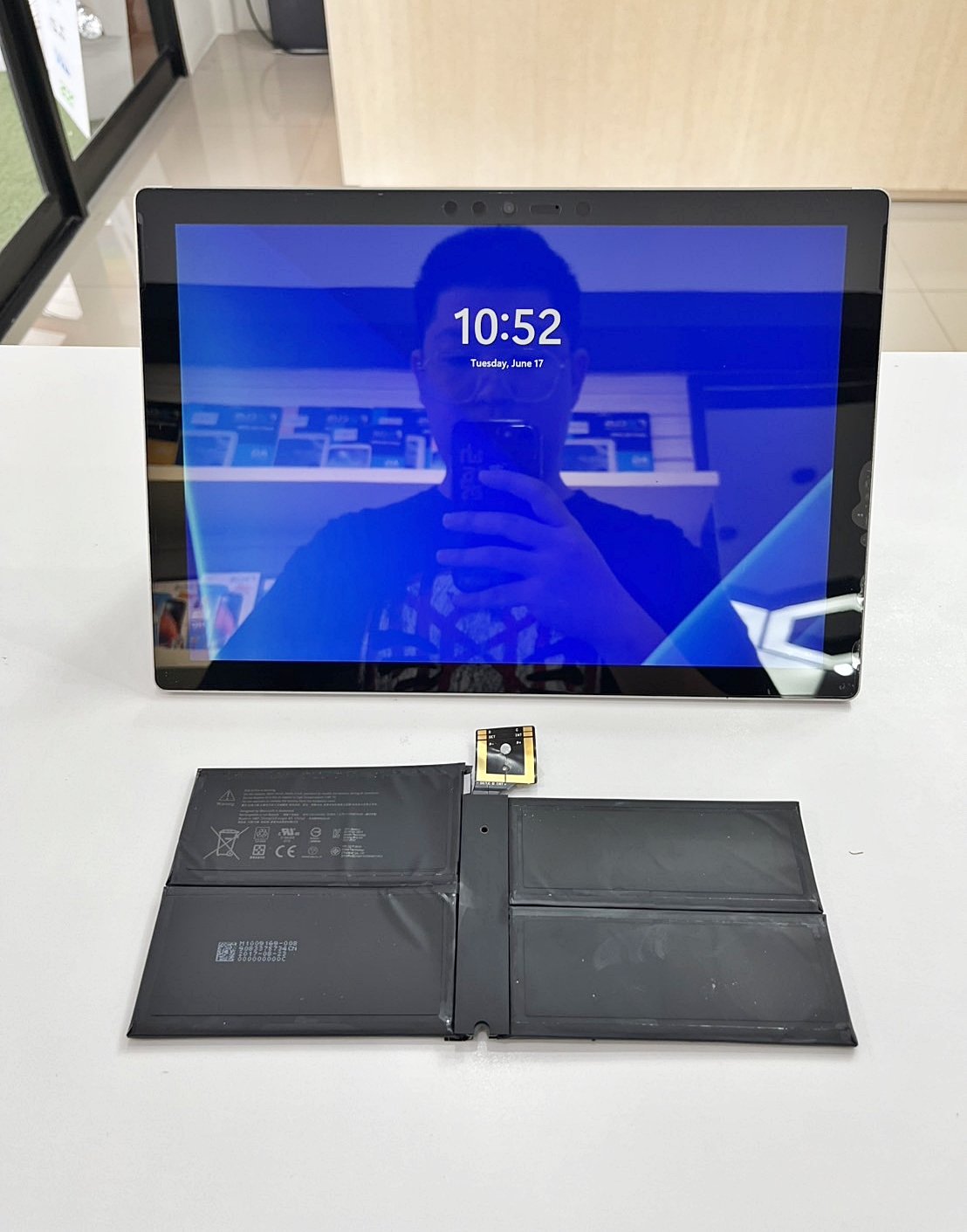 เปลี่ยนแบตเตอรี่ Surface Pro 5 อย่างถูกวิธี พร้อมบริการมืออาชีพที่ TRUE IT