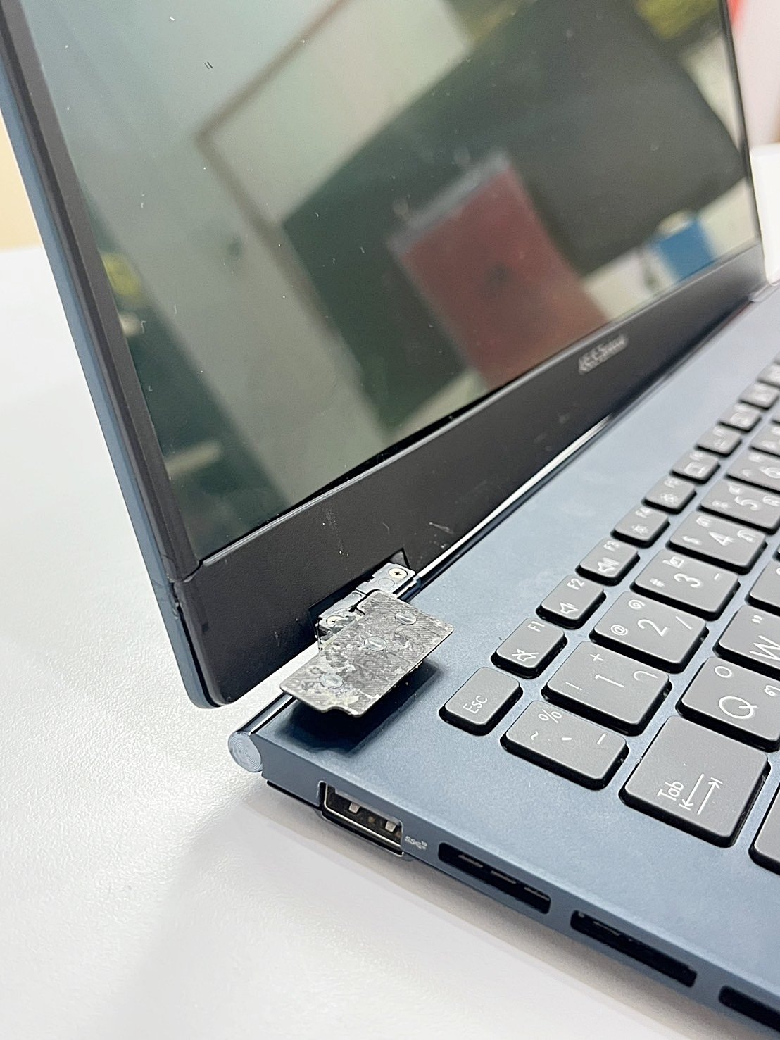 ซ่อมบานพับ Asus UX3402Z เบ้าหลุด ติดแน่น ไม่ต้องเปลี่ยนอะไหล่