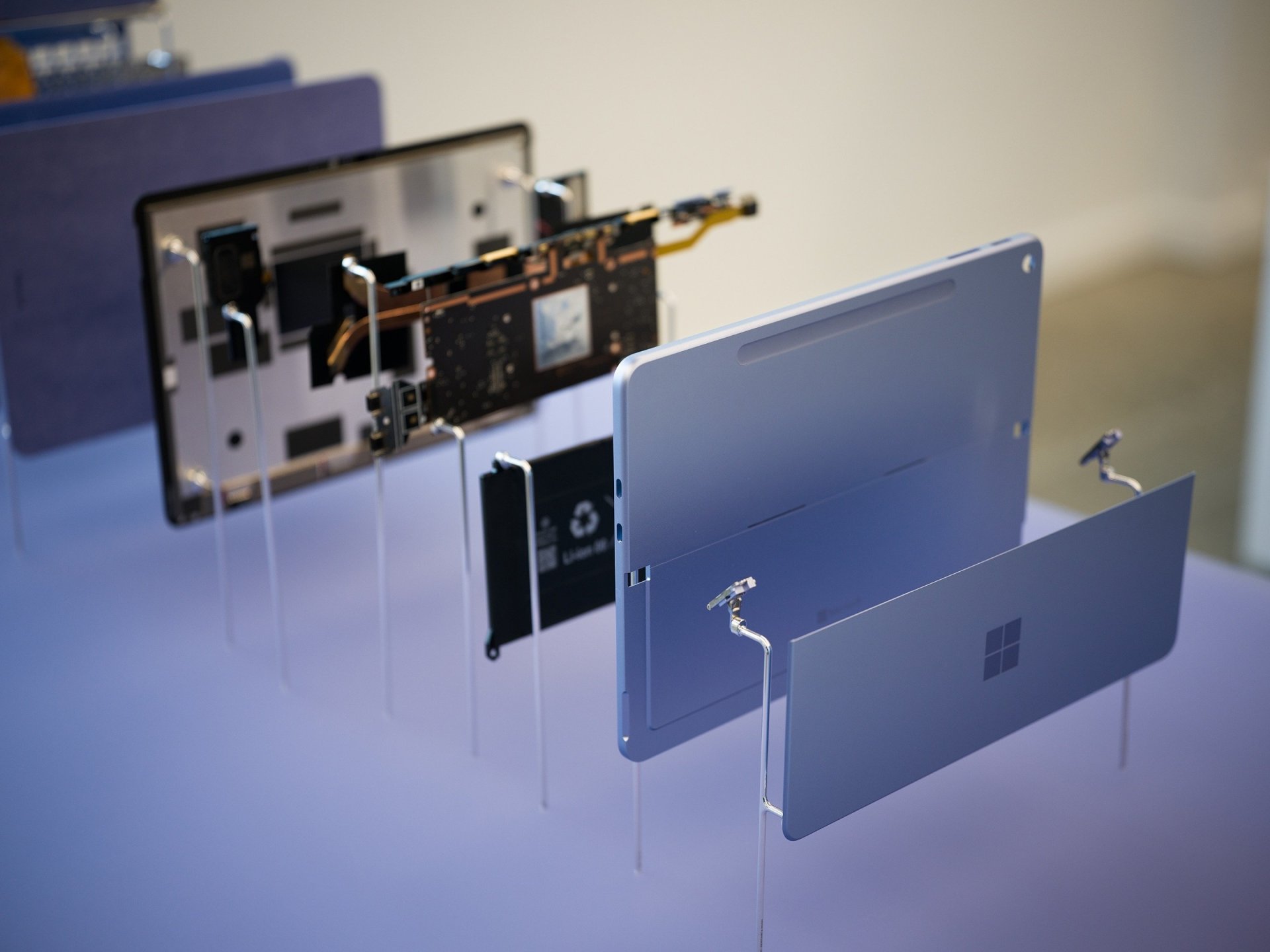 Surface รุ่นใหม่ อัพ SSD ได้ไหม Surface Pro 12 และ Surface Laptop 13