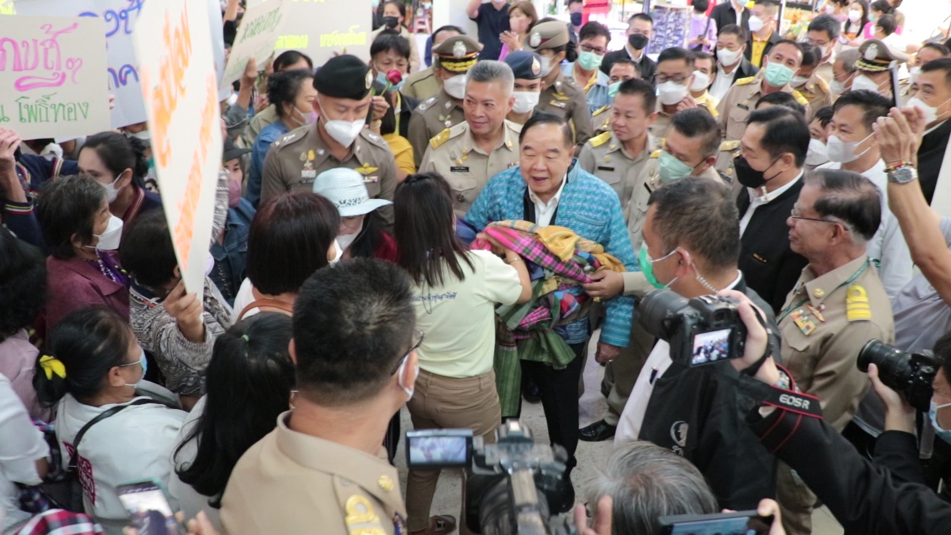 ลุงป้อม ลงพื้นที่ลำปาง-พะเยา-ผู้สนับสนุน-ว่าที่ผู้สมัคร ส.ส.แห่รับเนืองแน่น-แย้มพรุ่งนี้ประกาศข่าวดีนโยบายหาเสียง-ขณะที่ร้อยเอก ธรรมนัส มาร่วมต้อนรับด้วย