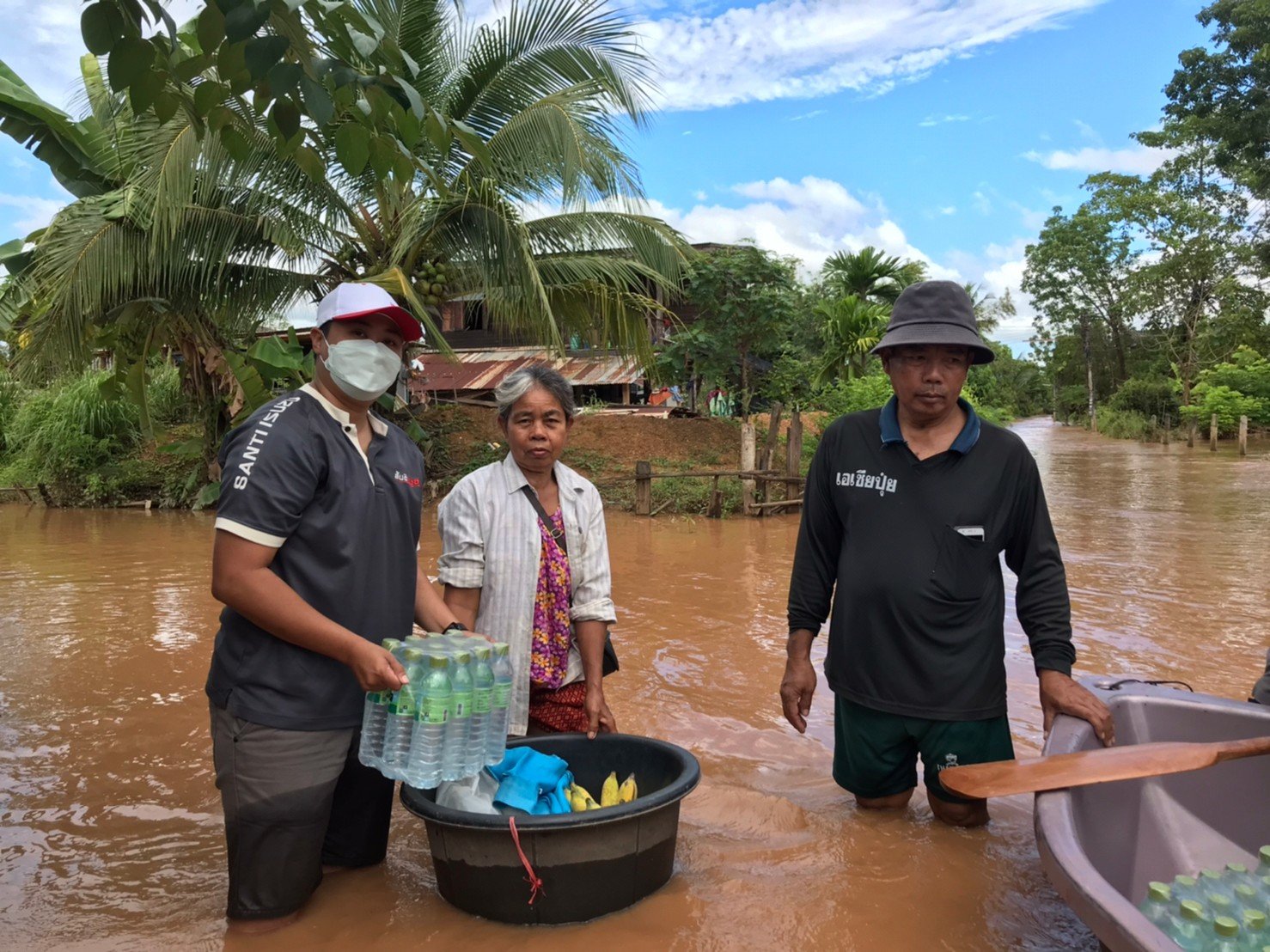 น้ำท่วมจะหนักแค่ใหน แต่น้ำใจเราหนักกว่า น้ำท่วมจะหนักแค่ใหน แต่น้ำใจเราหนักกว่า