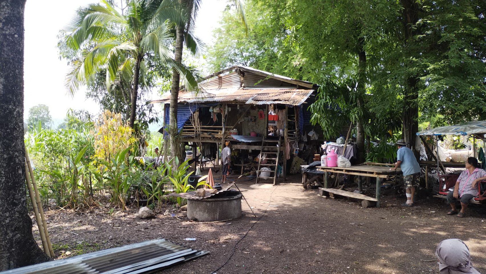 เปลี่ยนหลังคาให้ลูกบ้านจากงบประมาณของโครงการบ้านพอเพียง เปลี่ยนหลังคาให้ลูกบ้านจากงบประมาณของโครงการบ้านพอเพียง