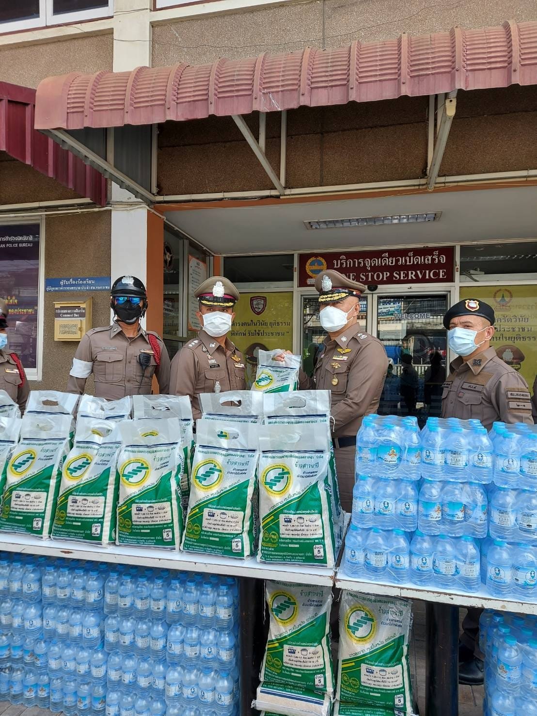 ผบก.น.9 มอบข้าวสารน้ำดื่มแก่ข้าราชการตำรวจสน.หนองแขม ผบก.น.9 มอบข้าวสารน้ำดื่มแก่ข้าราชการตำรวจสน.หนองแขม