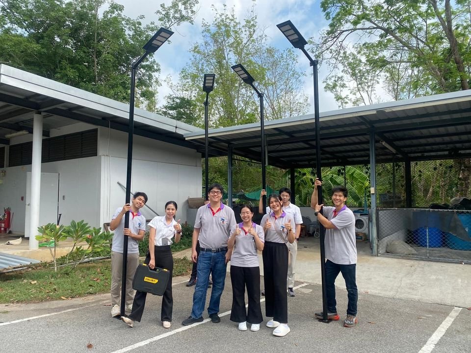 วันที่ 06 มีนาคม 2567 เป็นวันดีอีกหนึ่งวันที่พวกเราชาว CESTนิสิตและนักวิจัยจากศูนย์ฯ CEST,ESE,VISTEC ร่วมติดตั้งโคมไฟถนนโซลาร์เซลล์พร้อมเสาและขาจับ LED ที่ใช้ VISBAT ให้กับโรงเรียนกำเนิดวิทย์ (KVIS)