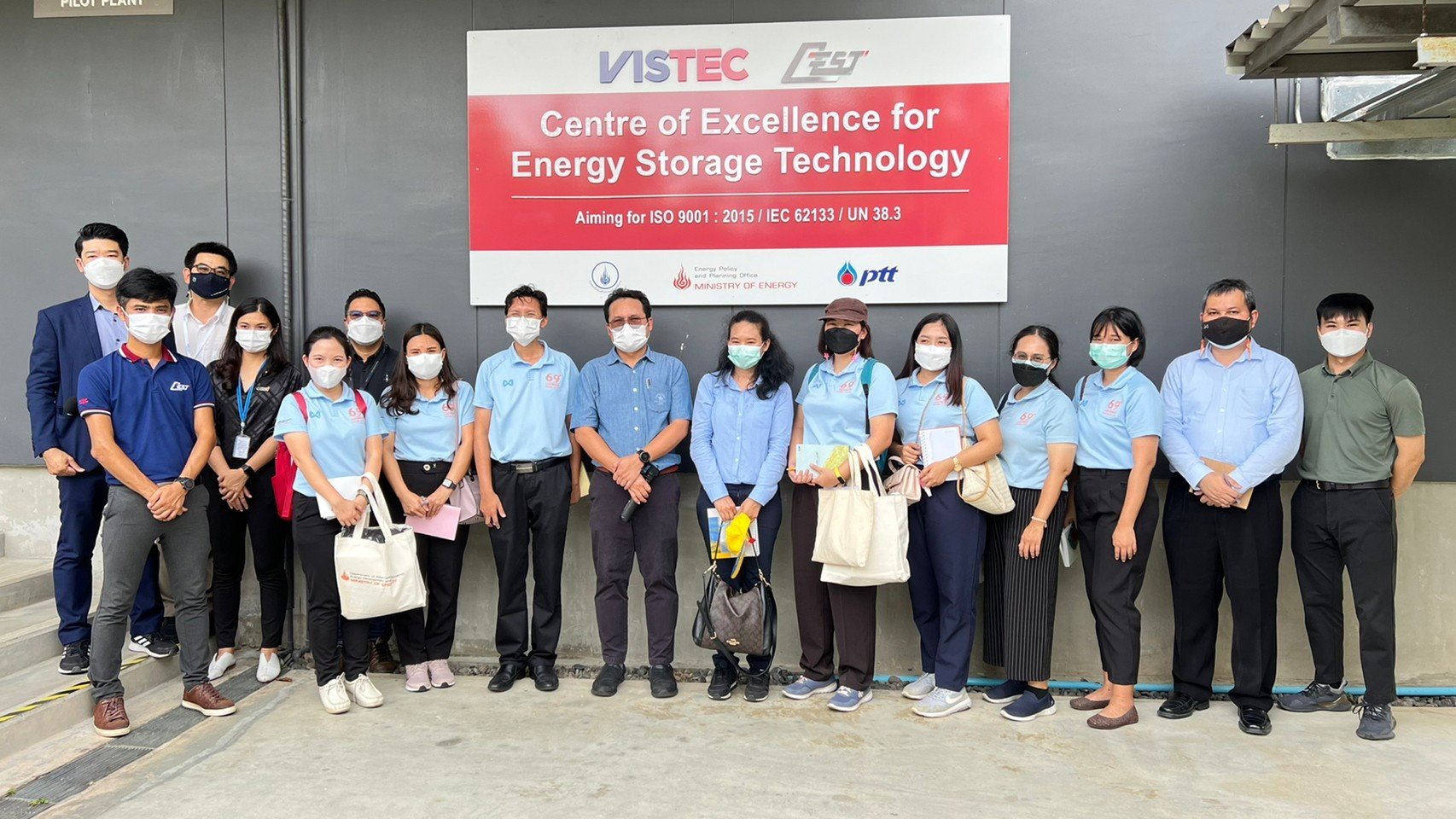 ในวันพฤหัสบดีที่ 7 กรกฏาคม 2565 ศูนย์ความเป็นเลิศด้านเทคโนโลยีกักเก็บพลังงาน (CEST) ได้ให้การต้อนรับคณะ กรมพัฒนาพลังงานทดแทนและอนุรักษ์พลังงาน (พพ.) ในโอกาสเข้าเยี่ยม สถาบันวิทยสิริเมธี (VISTEC) ในวันพฤหัสบดีที่ 7 กรกฏาคม 2565 ศูนย์ความเป็นเลิศด้านเทคโนโลยีกักเก็บพลังงาน (CEST) ได้ให้การต้อนรับคณะ กรมพัฒนาพลังงานทดแทนและอนุรักษ์พลังงาน (พพ.) ในโอกาสเข้าเยี่ยม สถาบันวิทยสิริเมธี (VISTEC)