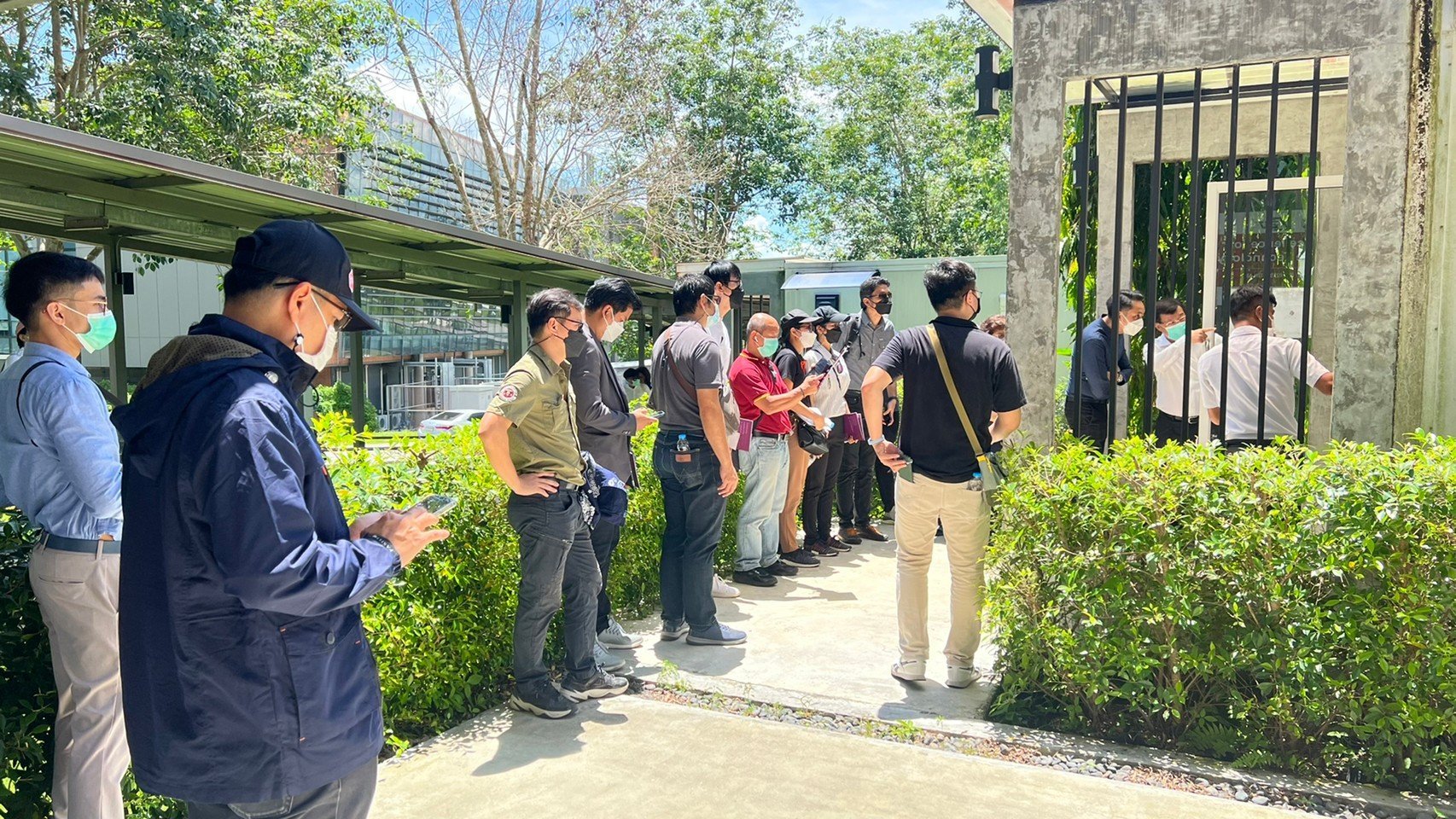 ในวันจันทร์ที่ 25 กรกฏาคม 2565 คณะผู้บริหาร ท่าน ดร. ไพรินทร์ ชูโชติถาวร (ประธานสภาสถาบันวิทยสิริเมธี) และศูนย์ความเป็นเลิศด้านเทคโนโลยีกักเก็บพลังงาน (CEST) ได้ให้การต้อนรับคณะ วิทยาลัยพลังงานทดแทนและสมาร์ทกริตเทคโนโลยี ม.นเรศวร ในโอกาสเข้าเยี่ยม สถาบันว ในวันจันทร์ที่ 25 กรกฏาคม 2565 คณะผู้บริหาร ท่าน ดร. ไพรินทร์ ชูโชติถาวร (ประธานสภาสถาบันวิทยสิริเมธี) และศูนย์ความเป็นเลิศด้านเทคโนโลยีกักเก็บพลังงาน (CEST) ได้ให้การต้อนรับคณะ วิทยาลัยพลังงานทดแทนและสมาร์ทกริตเทคโนโลยี ม.นเรศวร ในโอกาสเข้าเยี่ยม สถาบันว