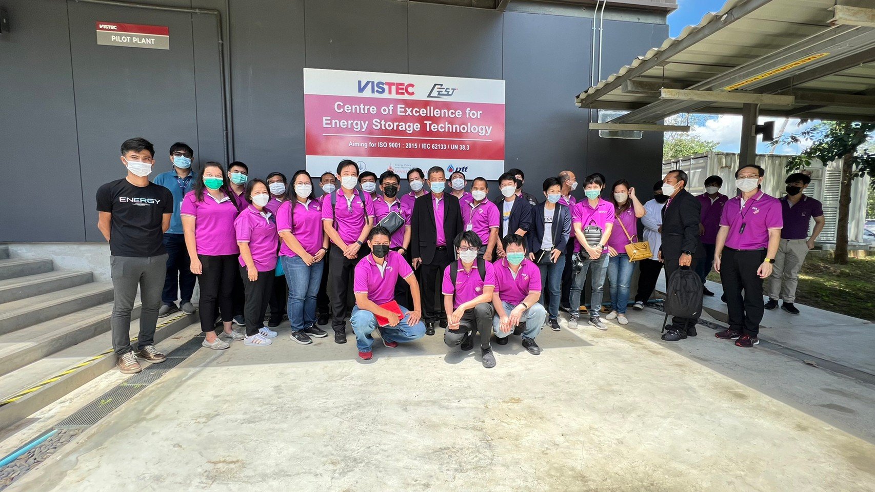 ในวันพฤหัสบดีที่ 1 กันยายน 2565 ศูนย์ความเป็นเลิศด้านเทคโนโลยีกักเก็บพลังงาน (CEST) ได้ให้การต้อนรับ คณะ การไฟฟ้าส่วนภูมิภาค (PEA) เนื่องในโอกาสการเยี่ยมชม สถาบันวิทยสิริเมธี (VISTEC) ในวันพฤหัสบดีที่ 1 กันยายน 2565 ศูนย์ความเป็นเลิศด้านเทคโนโลยีกักเก็บพลังงาน (CEST) ได้ให้การต้อนรับ คณะ การไฟฟ้าส่วนภูมิภาค (PEA) เนื่องในโอกาสการเยี่ยมชม สถาบันวิทยสิริเมธี (VISTEC)