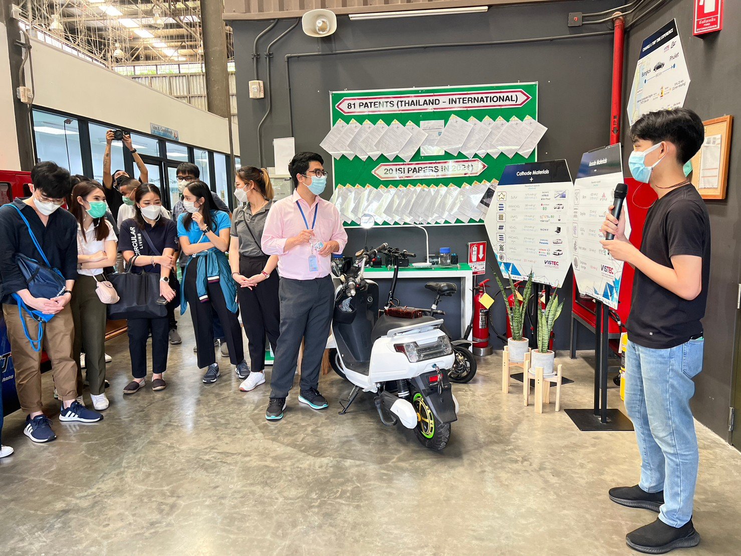 ในวันจันทร์ที่ 10 ตุลาคม 2565 ศูนย์ความเป็นเลิศด้านเทคโนโลยีกักเก็บพลังงาน (CEST) ให้การต้อนรับคณะ GC "New Gen Onboarding Program" เนื่องในโอกาสการเยี่ยมชม สถาบันวิทยสิริเมธี (VISTEC) และ CEST เพื่อเยี่ยมชมกระบวนการผลิต ทดสอบประสิทธิภาพ และทดสอบ ในวันจันทร์ที่ 10 ตุลาคม 2565 ศูนย์ความเป็นเลิศด้านเทคโนโลยีกักเก็บพลังงาน (CEST) ให้การต้อนรับคณะ GC "New Gen Onboarding Program" เนื่องในโอกาสการเยี่ยมชม สถาบันวิทยสิริเมธี (VISTEC) และ CEST เพื่อเยี่ยมชมกระบวนการผลิต ทดสอบประสิทธิภาพ และทดสอบ