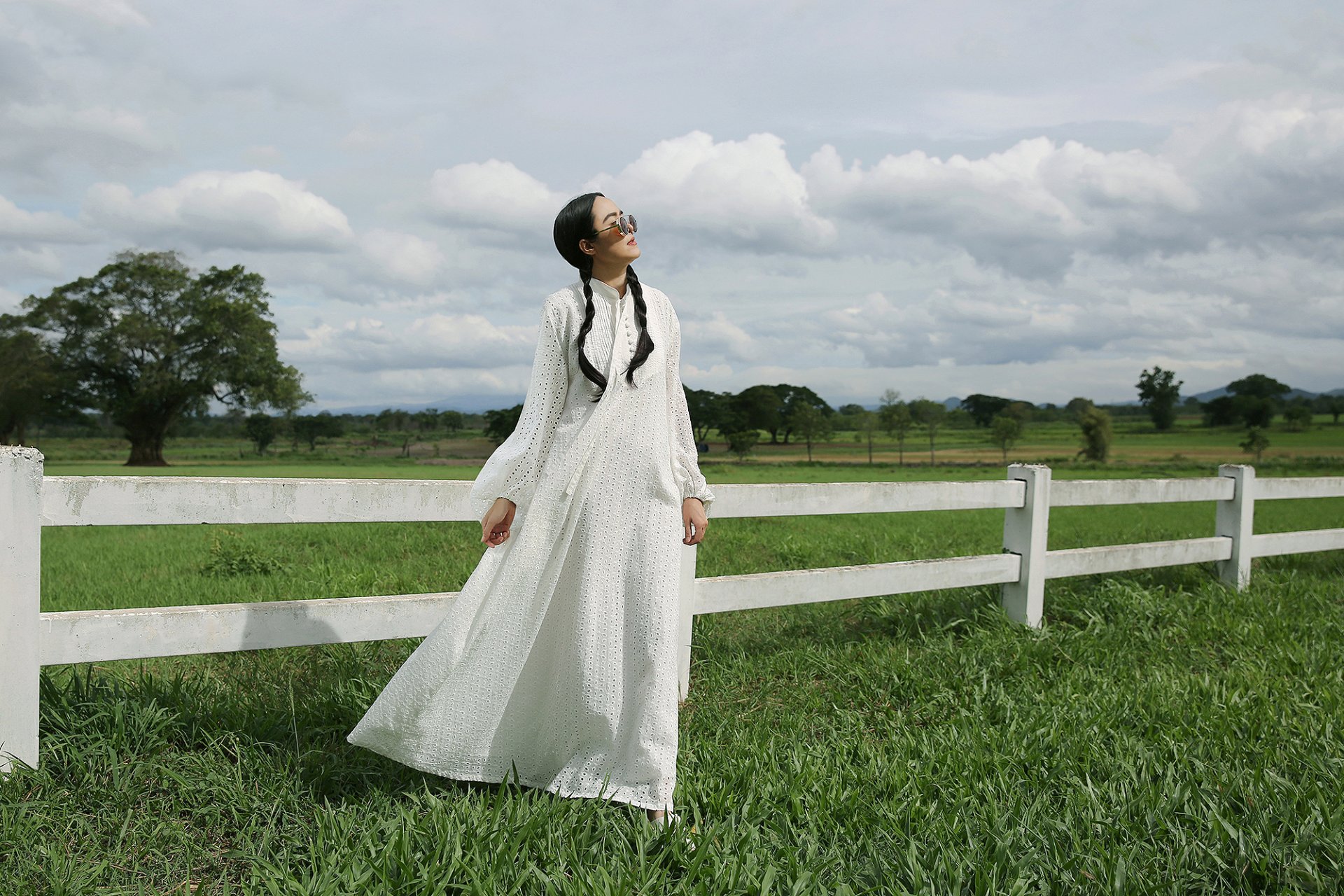 แม็กซี่เดรสฉลุลายดอกเล็ก ตกแต่งจับเกล็ดคอทักซิโด้ OPENWORK EMBROIDERED MAXI DRESS