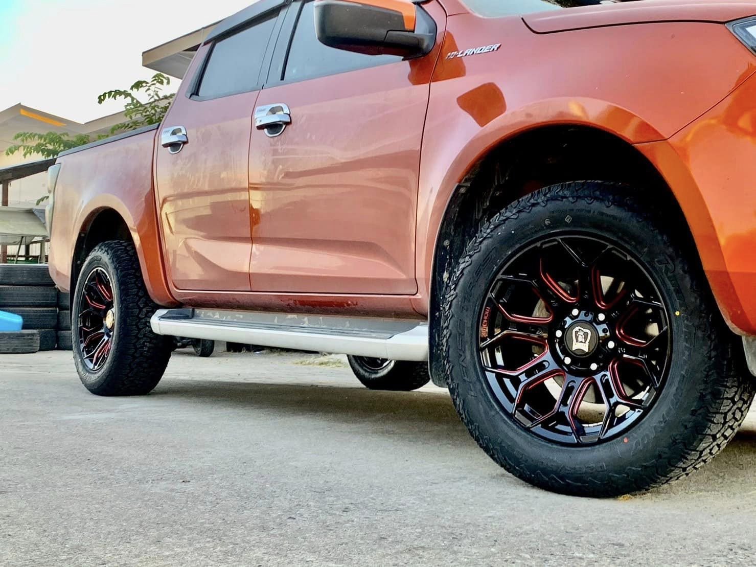 Isuzu D-Max Mohawk WP953 Gloss Black and Red Milling