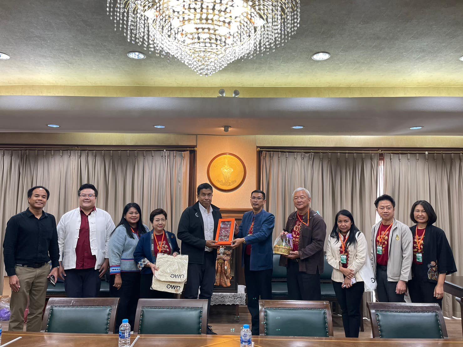 The governor of Nan led the delegation to meet with the governor of Bangkok. 