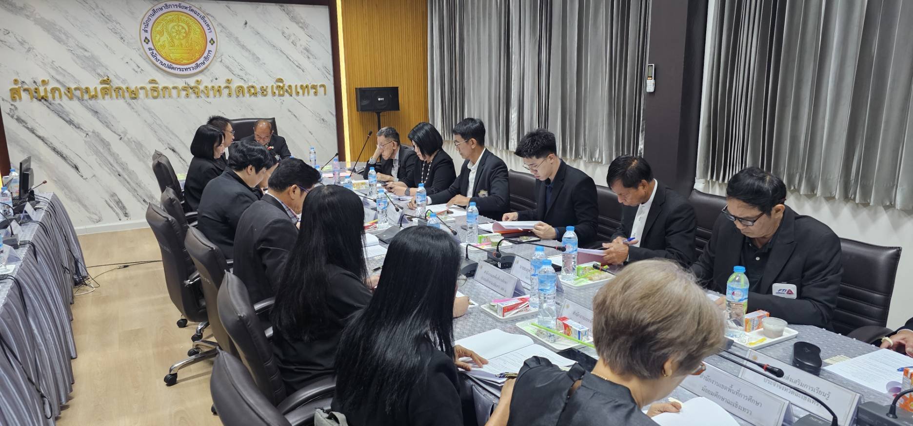 วันอังคารที่ 12 พฤษภาคม 2569 เวลา 9.30 น. ดร. จิตรกร เผด็จศึก ประธานอาวุโสหอการค้า และนายยุทธนา มาตเจือประธานหอการค้า ร่วมประชุมคณะอนุกรรมการขับเคลื่อนนโยบายและจุดเน้นของกระทรวงศึกษาธิการ ครั้งที่ 1/2569 ณ ห้องประชุมรวมใจพัฒน์ สำนักงานศึกษาธิการจังหวัดฉะเ