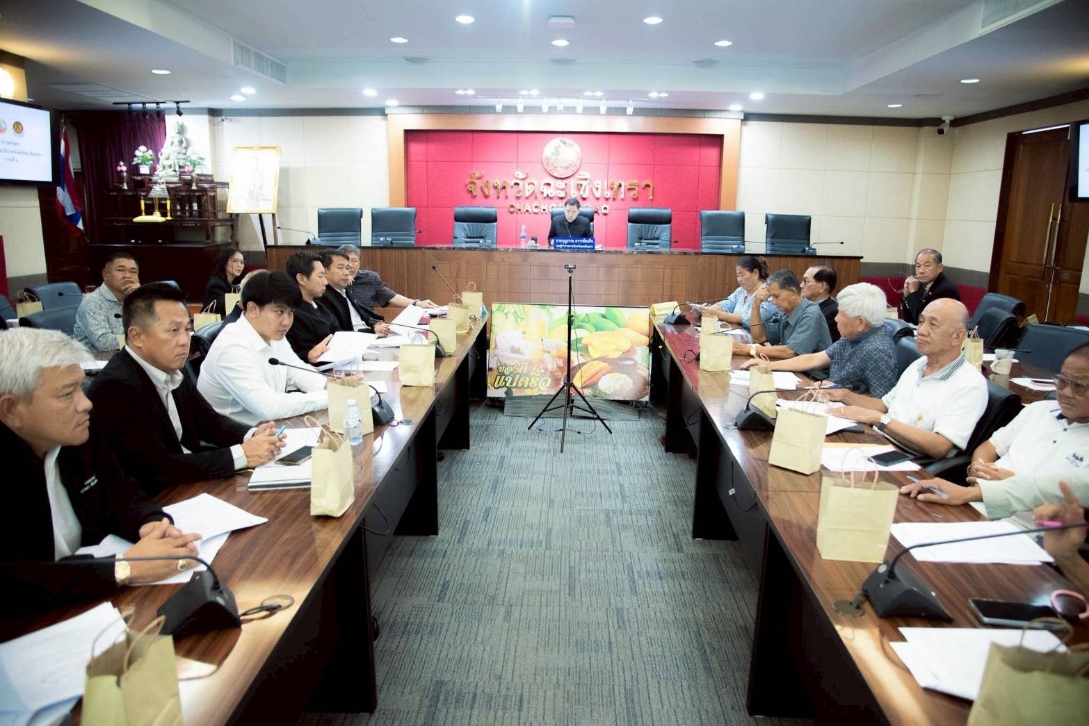 ดร.จิตรกร เผด็จศึก ประธานอาวุโส นายจอมพงษ์ ชูทับทิม รองประธาน/เลขาธิการ นายทนงศักดิ์ ทรัพย์เฟื่องฟู รองประธาน นางสาวปคุณา บุญก่อเกื้อ รองประธาน นายเดชาธร เดชาไพศาลกิจกรรมการหอการค้า  เข้าร่วมประชุมสรรหากรรมการธรรมาภิบาลจังหวัดฉะเชิงเทรา ในวันพฤหัสบดีที่ 1