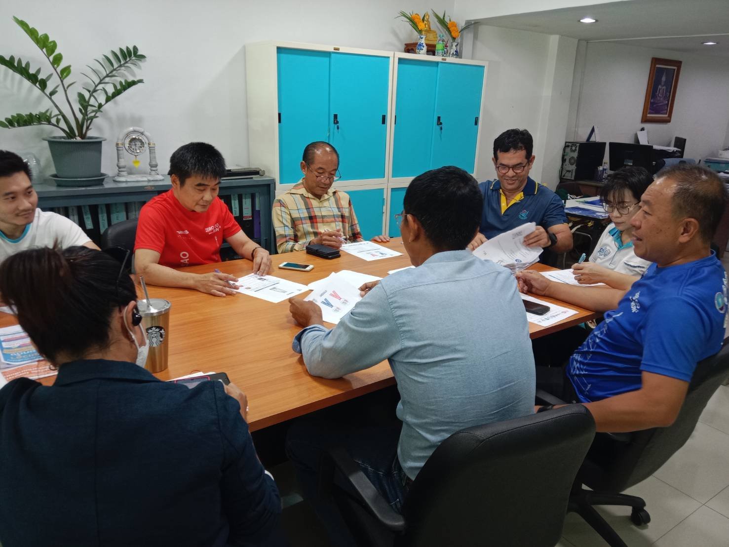 ประชุมคณะทำงานจัดงานวิ่ง Zero Co2 Chachoengsao Run 2023 ในวันพุธที่ 15 พฤศจิกายน 2566 เวลา 09.30 น. ณ สำนักงานหอการค้าจังหวัดฉะเชิงเทรา  เพื่อสรุปในเรื่องการทำเหรียญรางวัล และการทำถ้วยรางวัล 