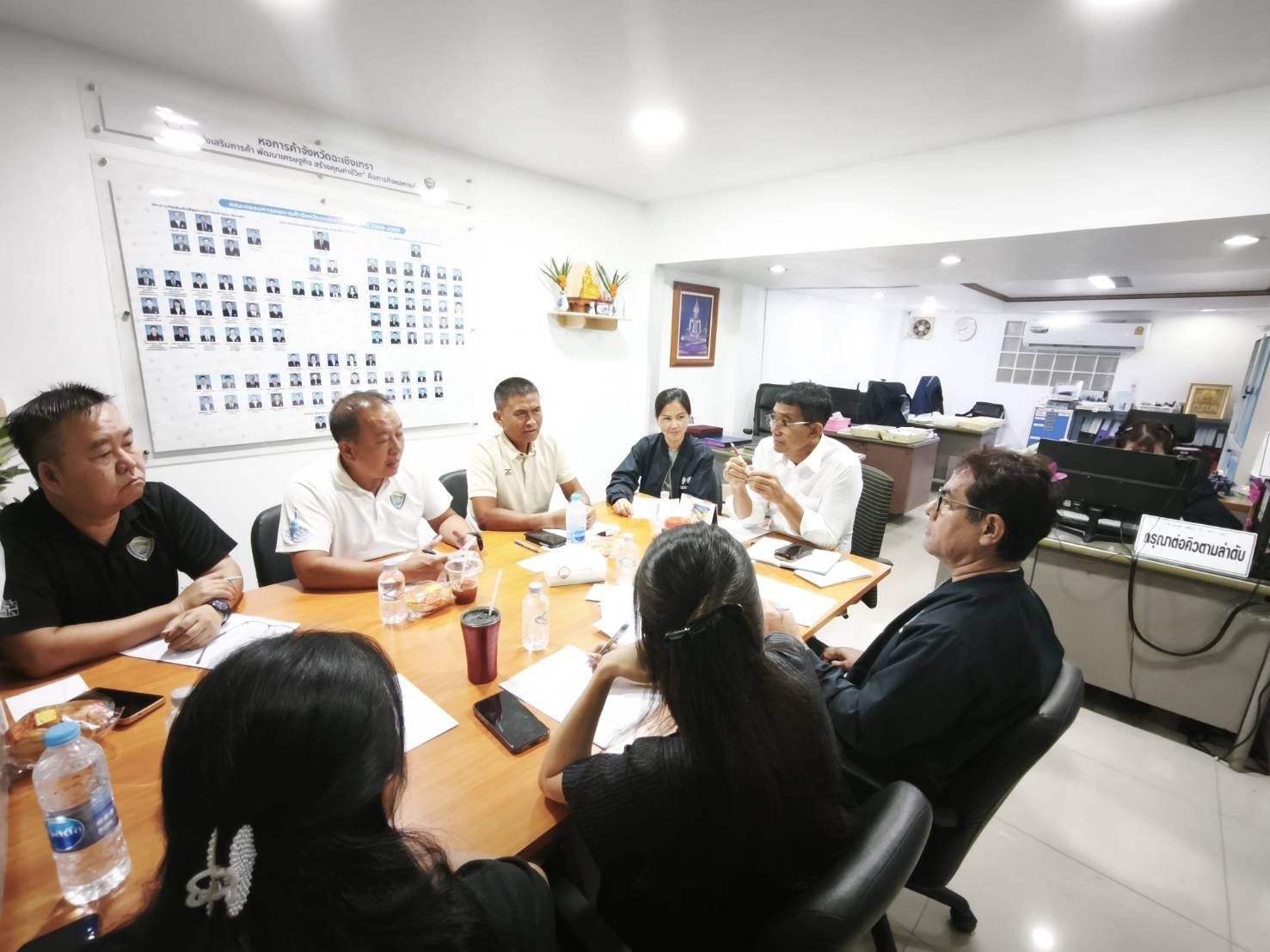 ประชุมกลุ่มย่อย เรื่องการจัดงานทอดผ้าป่าสามัคคี เพื่อส่งเสริมการเลี้ยงแพะแกะ และโครงการส่งเสริมการออกกำลังกาย กีฬา และนันทนาการเต้นแอโรบิค  ในวันศุกร์ที่ 12 มิถุนายน 2569 เวลา 13.30 น ณ ห้องประชุมสำนักงานหอการค้าจังหวัดฉะเชิงเทรา