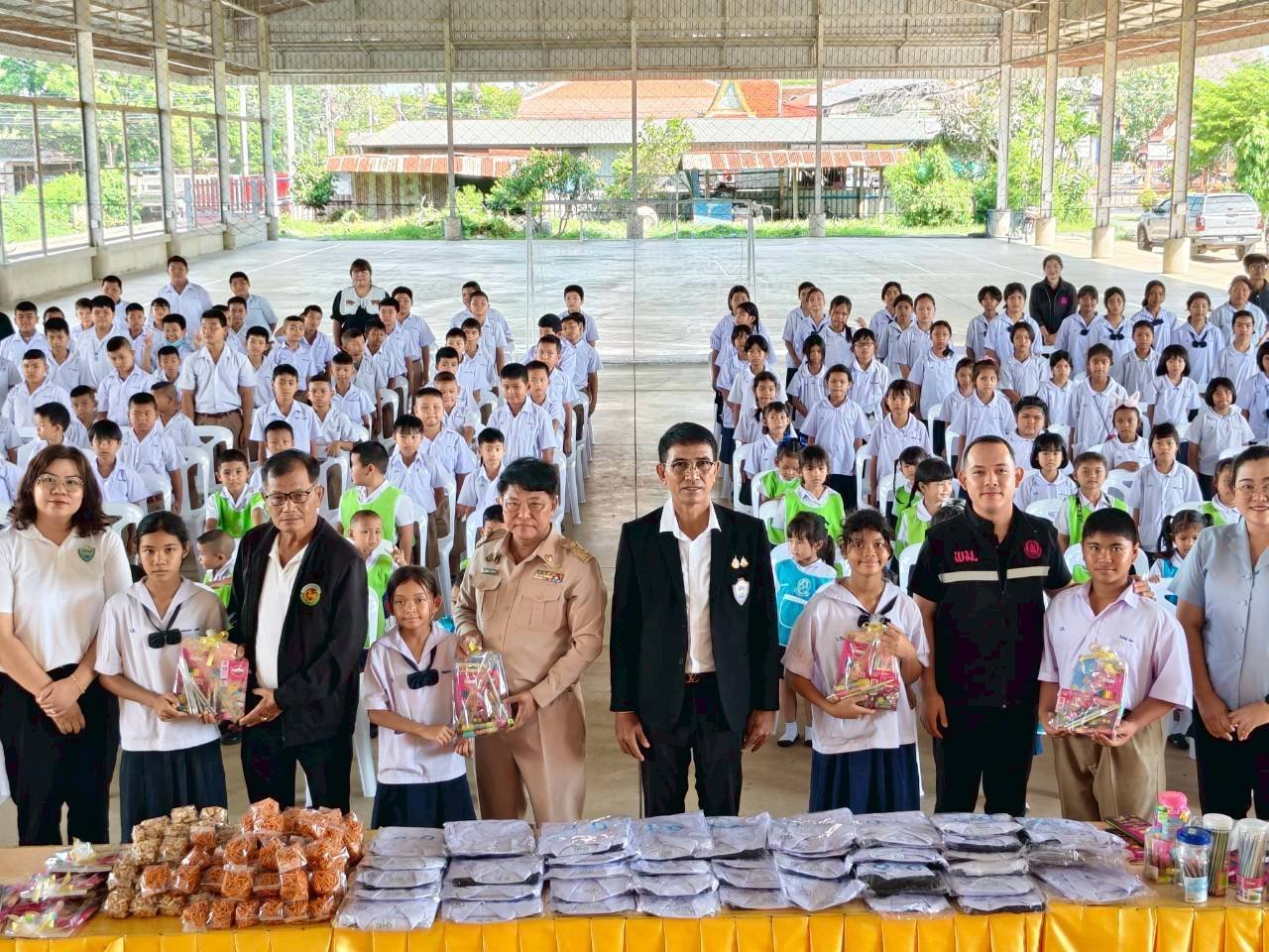 วันจันทร์ที่ 22 มิถุนายน 2569 เวลา 9.00 น. นายยุทธนา  มาตเจือ ประธานและคณะกรรมการหอการค้าจังหวัดฉะเชิงเทรา สนับสนุนและร่วมมอบอุปกรณ์การเรียน โครงการเปิดเทอมใหม่หัวใจฟูส่งน้องเรียน ปีที่ 5 ณ โรงเรียนวัดพด (เชิดอุดมรัตนราษฎร์) ตำบลบางไผ่ อำเภอเมือง จังหวัดฉ