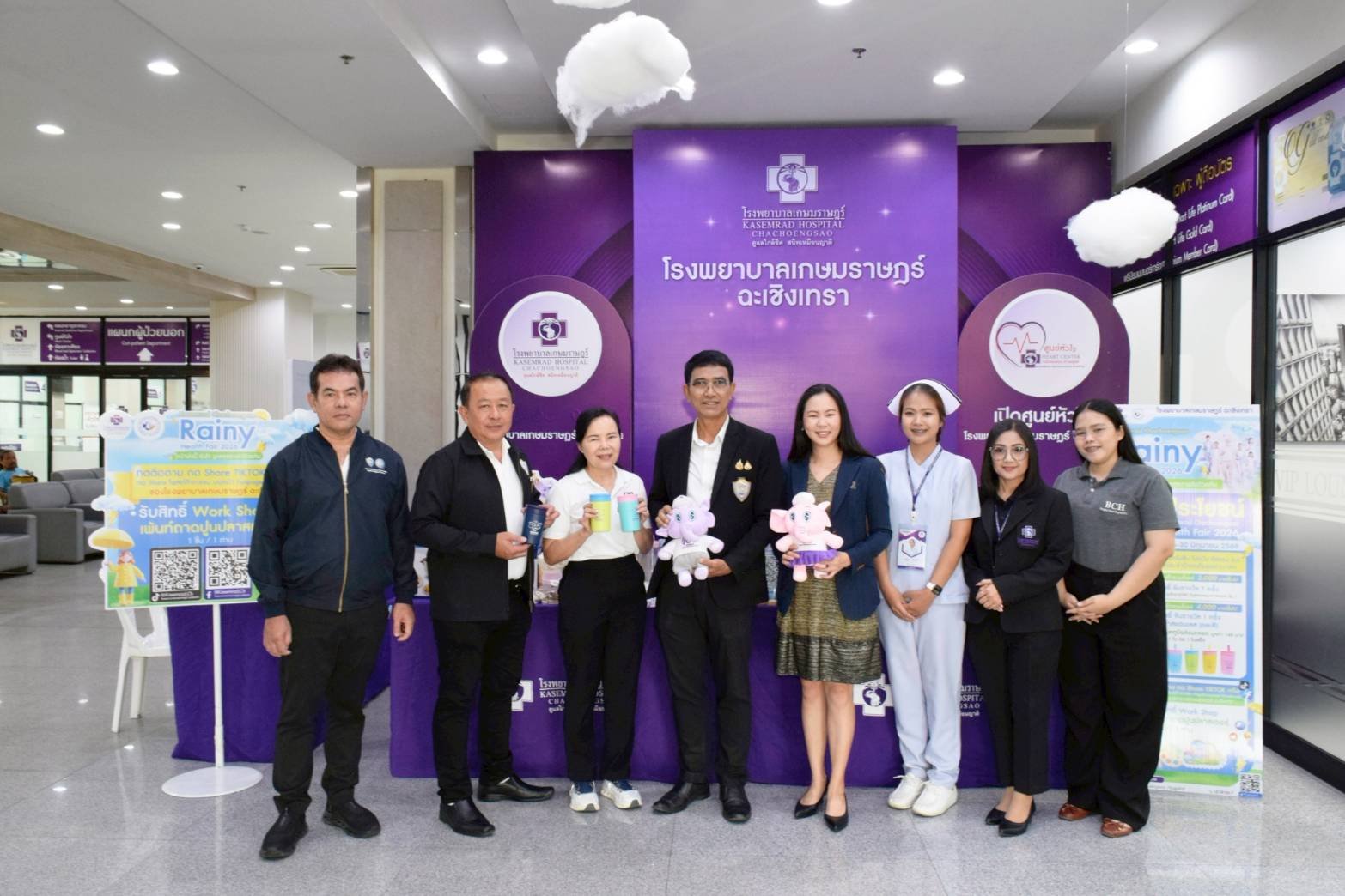  วันศุกร์ที่ 26 มิถุนายน 2569 เวลา 09.00 น. นายยุทธนา มาตเจือประธานหอการค้าจังหวัดฉะเชิงเทราและคณะกรรมการ ร่วมเปิดงาน "Kasemrad Chachoengsao Rainy Health Fair 2026 หน้าฝนนี้ อุ่นใจ ดูแลสุขภาพไปด้วยกัน x หอการค้าจังหวัดฉะเชิงเทรา" ณ บริเวณชั้น 1 