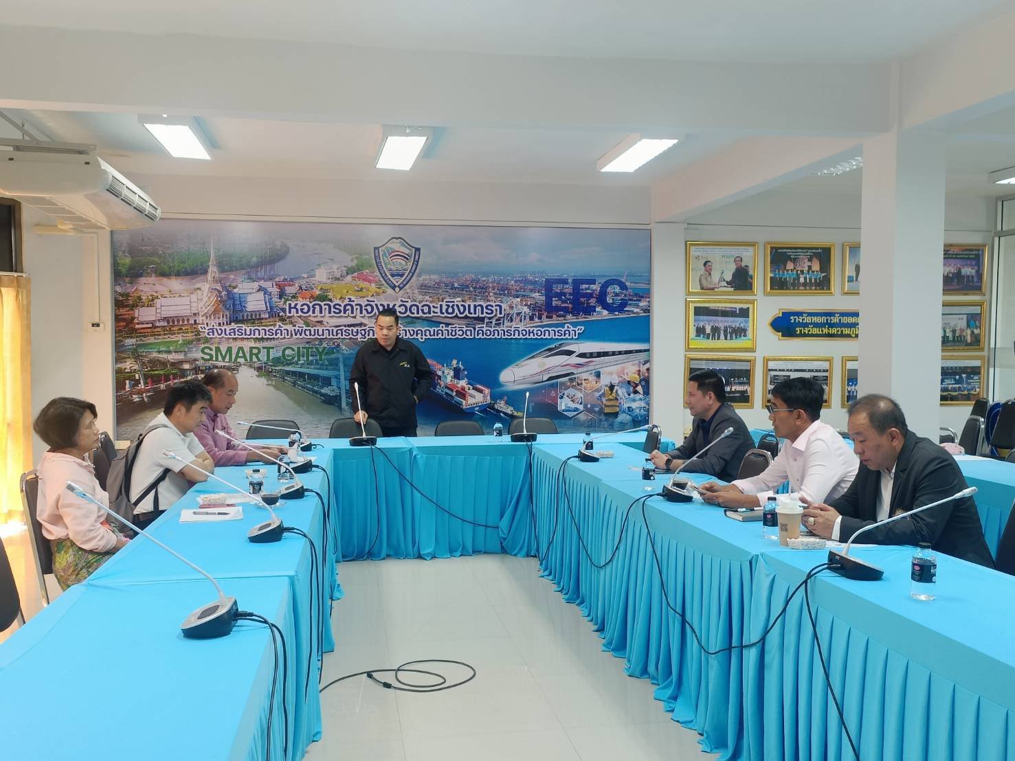 สมาคมไทยผู้ประกอบธุรกิจแฟคตอริ่ง (Thai Factors Association) โดยคณะผู้ก่อตั้งที่มีวิสัยทัศน์ร่วมกันในการส่งเสริมการประกอบวิสาหกิจประเภทที่เกี่ยวกับธุรกิจแฟคตอริ่ง รวมถึงการให้การสนับสนุนและช่วยเหลือสมาชิกแก้ไขอุปสรรคขัดข้องต่างๆ ประกอบด้วยธนาคารพาณิชย์ และ