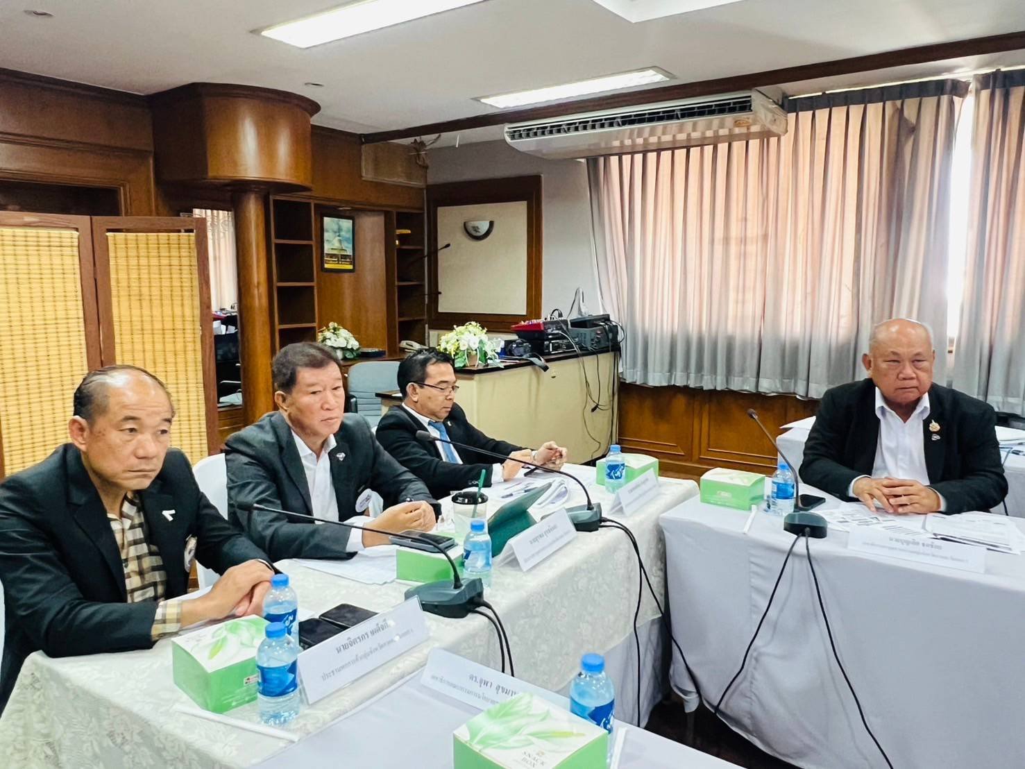 ดร.จิตรกร เผด็จศึก ประธานหอการค้า และนายทนงศักดิ์ ทรัพย์เฟื่องฟู กรรมการหอการค้าฯ ร่วมประชุมคณะกรรมการร่วมภาคเอกชน 3 สถาบัน (กกร.) กลุ่มจังหวัดภาคตะวันออก 1 ครั้งที่ 1/2568            ในวันอังคารที่ 4 มีนาคม 2568  เวลา 13.30 น.  ณ ห้องประชุม 1 ชั้น 7 ศูนย