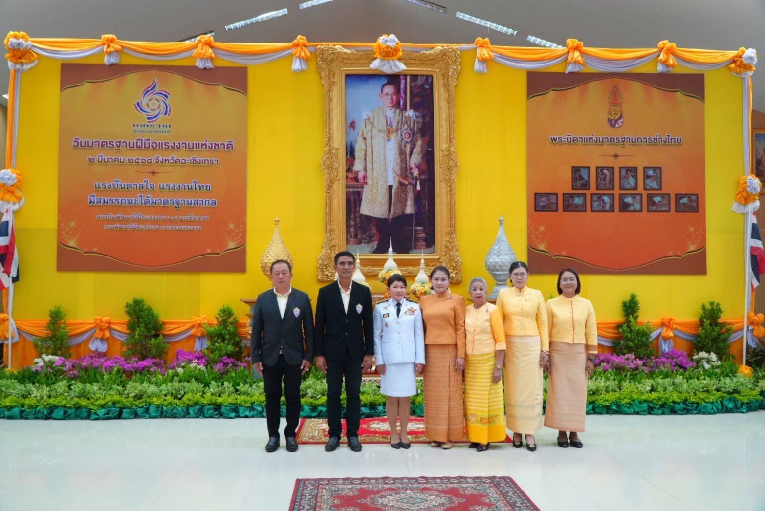 วันอาทิตย์ที่ 2 มีนาคม 2568 เวลา 8.30 น. นายยุทธนา มาตเจือ รองประธาน และนายทนงศักดิ์ ทรัพย์เฟื่องฟู กรรมการ หอการค้าฯ ร่วมพิธีถวายราชสักการะแด่พระบาทสมเด็จพระบรมชนกาธิเบศร มหาภูมิพลอดลยเดชมหาราชบรมนาถบพิตร "พระบิดาแห่งมาตรฐานการช่างไทย" ณ ห้องปร