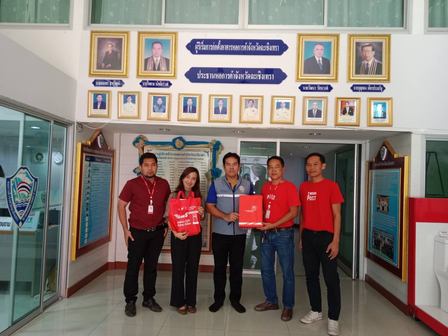 คณะผู้บริหาร ไปรษณีย์ฉะเชิงเทรา มอบของขวัญสวัสดีปีใหม่ 2567  แก่ผู้แทนประธานหอการค้าฯ เพื่อมอบให้กับประธานหอการค้าจังหวัดฉะเชิงเทรา เมื่อวันพุธที่ 17 มกราคม 2567 เวลา 10.00 น. ณ อาคารหอการค้าจังหวัดฉะเชิงเทรา 