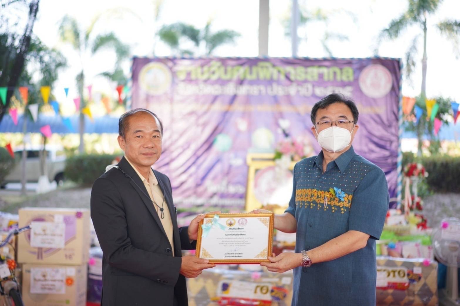 ประธานหอการค้าฯ  รับเกียรติบัตรหน่วยงานที่สนับสนุนงานด้านคนพิการ ประธานหอการค้าฯ  รับเกียรติบัตรหน่วยงานที่สนับสนุนงานด้านคนพิการ