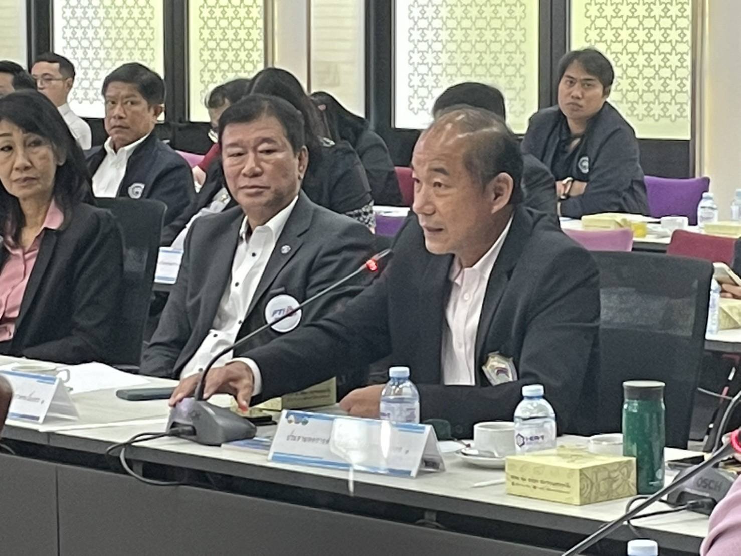 วันอังคารที่ 19 กันยายน 2566 เวลา 09.30 น. นายจิตรกร เผด็จศึก ประธานหอการค้า ร่วมประชุมคณะกรรมการร่วมภาครัฐและเอกชนเพื่อแก้ปัญหาทางเศรษฐกิจกลุ่มจังหวัดภาคตะวันออก 1 (กรอ. กลุ่มจังหวัดภาคตะวันออก 1) ครั้งที่ 6/2566 ณ ห้องประชุมสมเจตน์ สำนักงานนิคมอุตสาหกรร