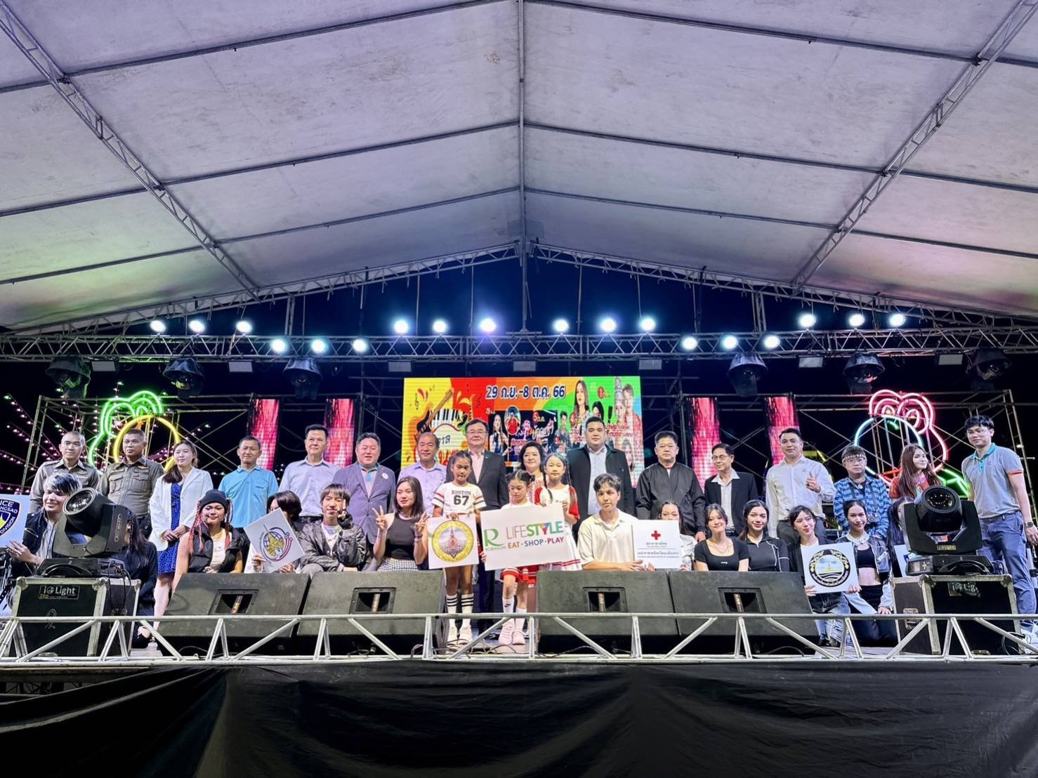 วันศุกร์ที่ 29 กันยายน 2566 เวลา 20.00 น. นายจิตรกร เผด็จศึก ประธานหอการค้าฯ นายวสันต์ ศิรินภารัตน์ รองประธาน ร่วมเป็นเกียรติในพิธีเปิดงาน เทศกาลดนตรี อาหารอร่อย และของดี ณ ลานอเนกประสงค์หน้าอาคารศูนย์การค้าโรบินสันไลฟ์สไตล์ ฉะเชิงเทรา