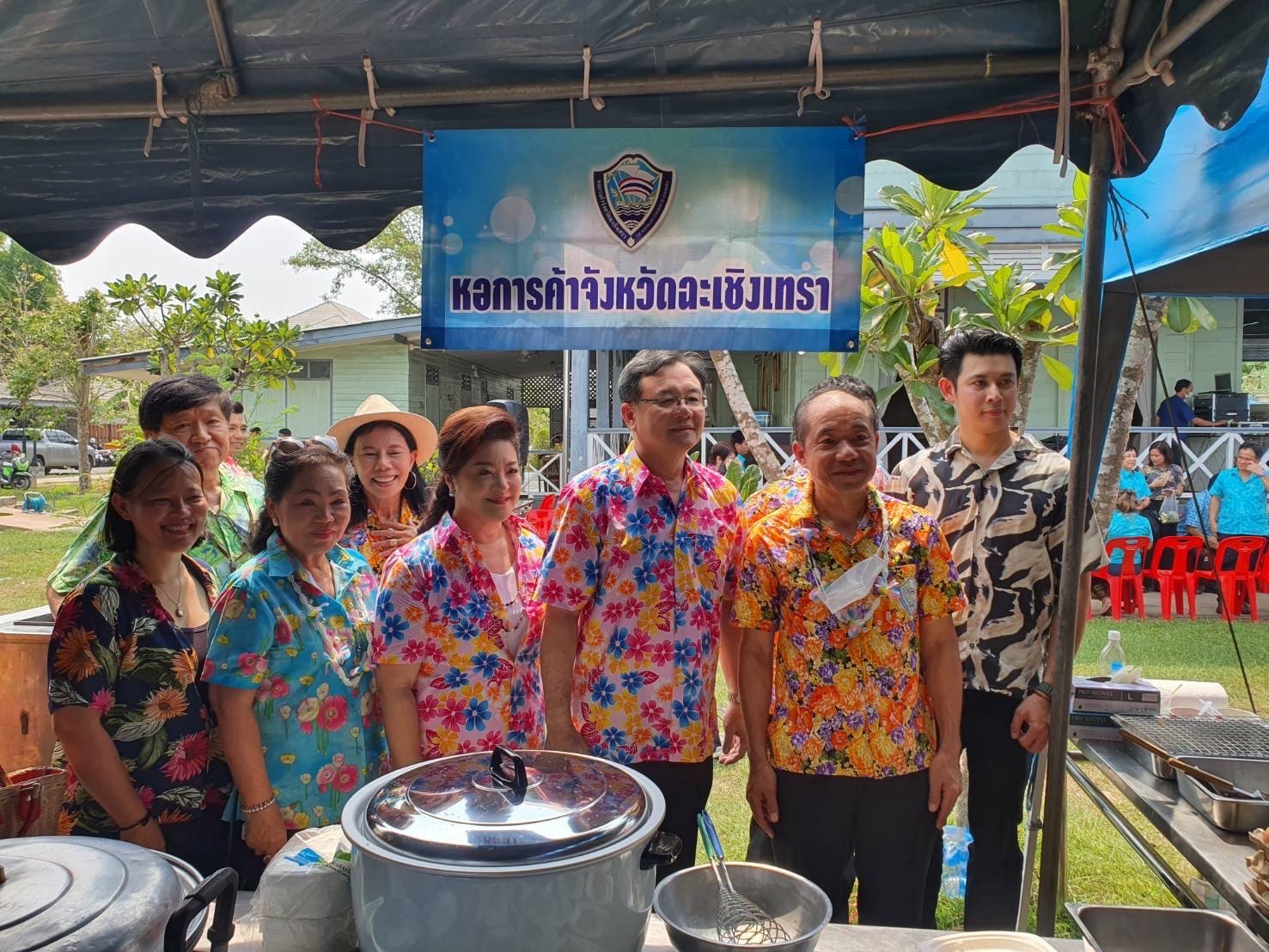 หอการค้าจังหวัดฉะเชิงเทรา ร่วมออกบูธอาหาร (ข้าวไข่เจียว) จำนวน 500 จาน เพื่อบริการเลี้ยงแก่ผู้มาร่วมในกิจกรรมรดนำขอพรผู้ใหญ่เนื่องในวันสงกรานต์ ประจำปี 2566 หอการค้าจังหวัดฉะเชิงเทรา ร่วมออกบูธอาหาร (ข้าวไข่เจียว) จำนวน 500 จาน เพื่อบริการเลี้ยงแก่ผู้มาร่วมในกิจกรรมรดนำขอพรผู้ใหญ่เนื่องในวันสงกรานต์ ประจำปี 2566