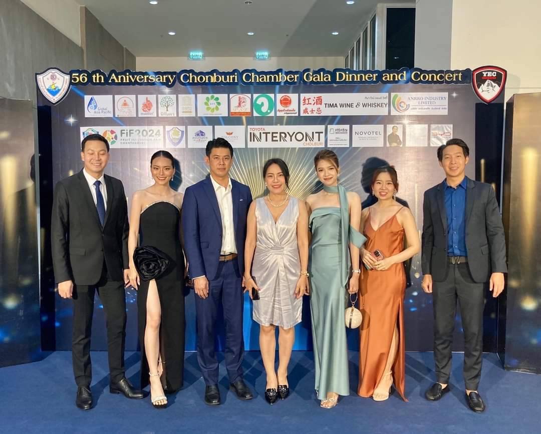 หอการค้าจังหวัดฉะเชิงเทรา และผู้ประกอบการรุ่นใหม่ YEC หอการค้าจังหวัดฉะเชิงเทรา ร่วมงานกาล่าดินเนอร์ ในโอกาสครบรอบ 56 ปี หอการค้าจังหวัดชลบุรี เมื่อวันศุกร์ที่ 15 ธันวาคม 2566 เวลา 18.00 – 22.00 น. ณ ศูนย์สมุททานุภาพกองทัพเรือ จ.ชลบุรี