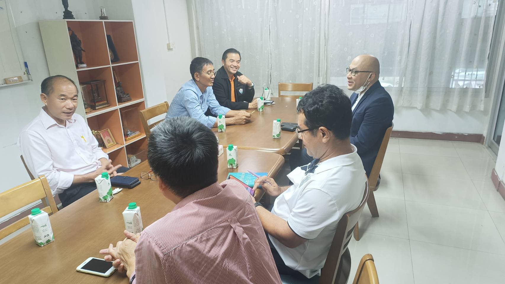 ทางผู้ร่วมทุนจากประเทศสิงคโปร์ มาจะมาร่วมลงทุนทำโซล่าเซลล์ในจังหวัดฉะเชิงเทรา โดยจะมีการนำเงินส่วนต่างเข้าเป็นกองทุนหอการค้าเพื่อช่วยเหลือผู้มีรายได้น้อย นัดประชุมในวันอังคารที่ 3 ตุลาคม 2566 เวลา 15.30 น.ณ ห้องประชุมสำนักงานหอการค้าจังหวัดฉะเชิงเทรา