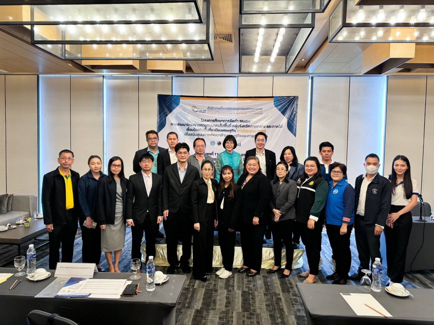 วันพุธที่ 11 ตุลาคม 2566 เวลา 8:00 - 12.00 น นายอาทร เสริมศักดิ์ศศิธร ประธาน YEC และนางสาวศรุตา แก้วเมืองเพชร รองประธาน ร่วมการสัมมนารับฟังและแลกเปลี่ยนความคิดเห็นโครงการศึกษาการกระทำโมเดลการพัฒนาคือโครงข่ายการคมนาคมในพื้นที่กลุ่มจังหวัดภาคกลางและภาคใต้เช