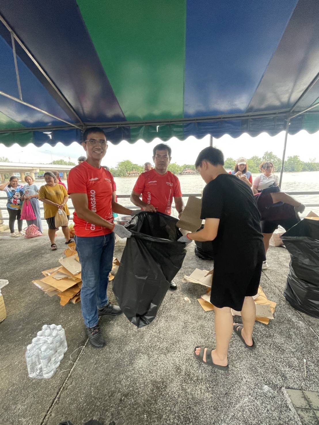 วันศุกร์ที่ 13 ตุลาคม 2566 เวลา 18:00 น หอการค้าจังหวัดฉะเชิงเทราร่วมกิจกรรมจิตอาสา เราทำดีเพื่อหัวใจ เก็บขยะ โครงการ Zero co2 ริมเขื่อนหลังวิทยาลัยอาชีวศึกษาฉะเชิงเทรา