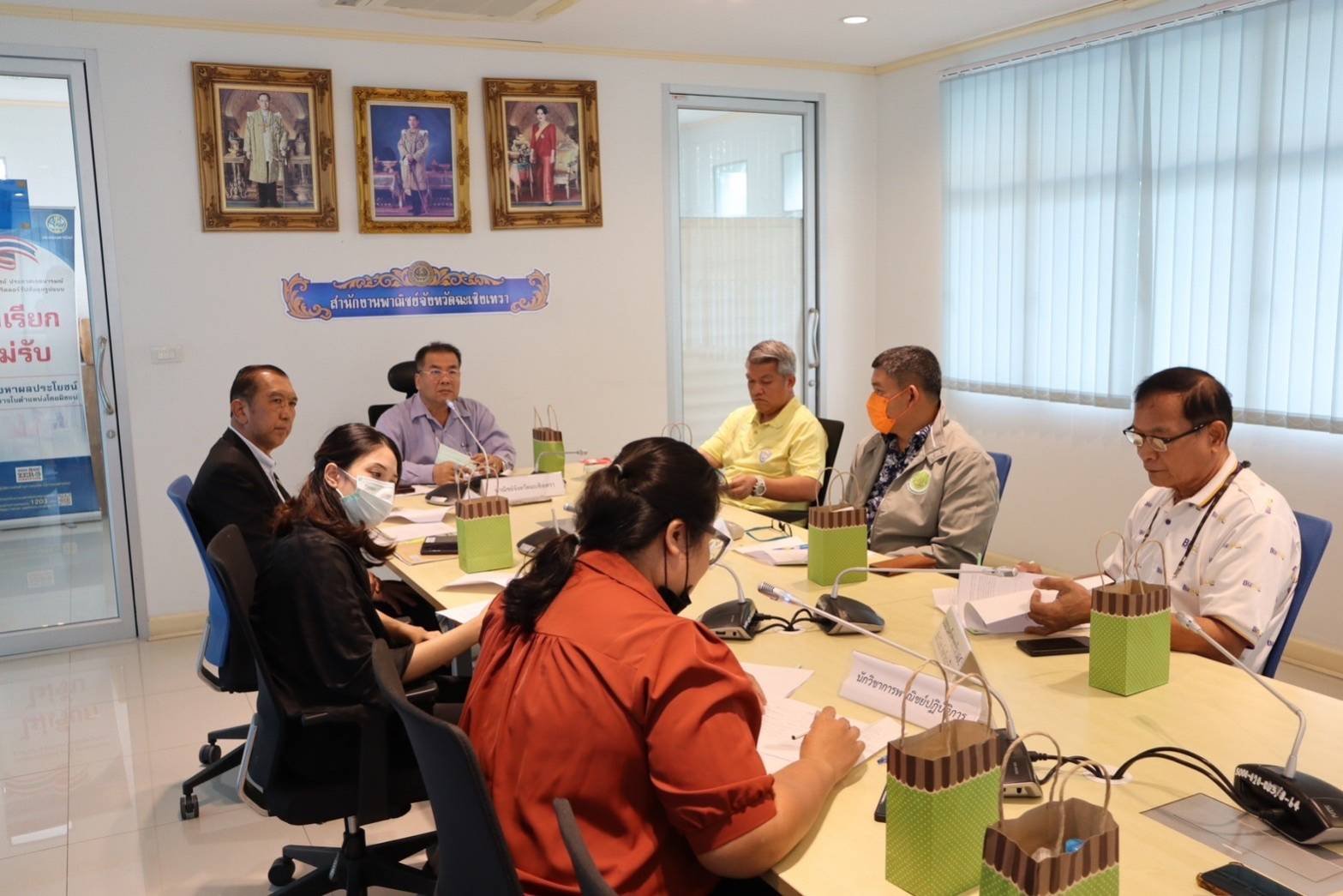 วันพฤหัสบดีที่ 19 ตุลาคม 2566 เวลา 10.00 น. นายจอมพงษ์  ชูทับทิม เลขาธิการหอการค้าฯ ร่วมประชุมคณะทำงานด้านการตลาดระดับจังหวัด (เซลล์แมนจังหวัด) ณ ห้องประชุมนนทรี ชั้น 1 สำนักงานพาณิชย์จังหวัดฉะเชิงเทรา