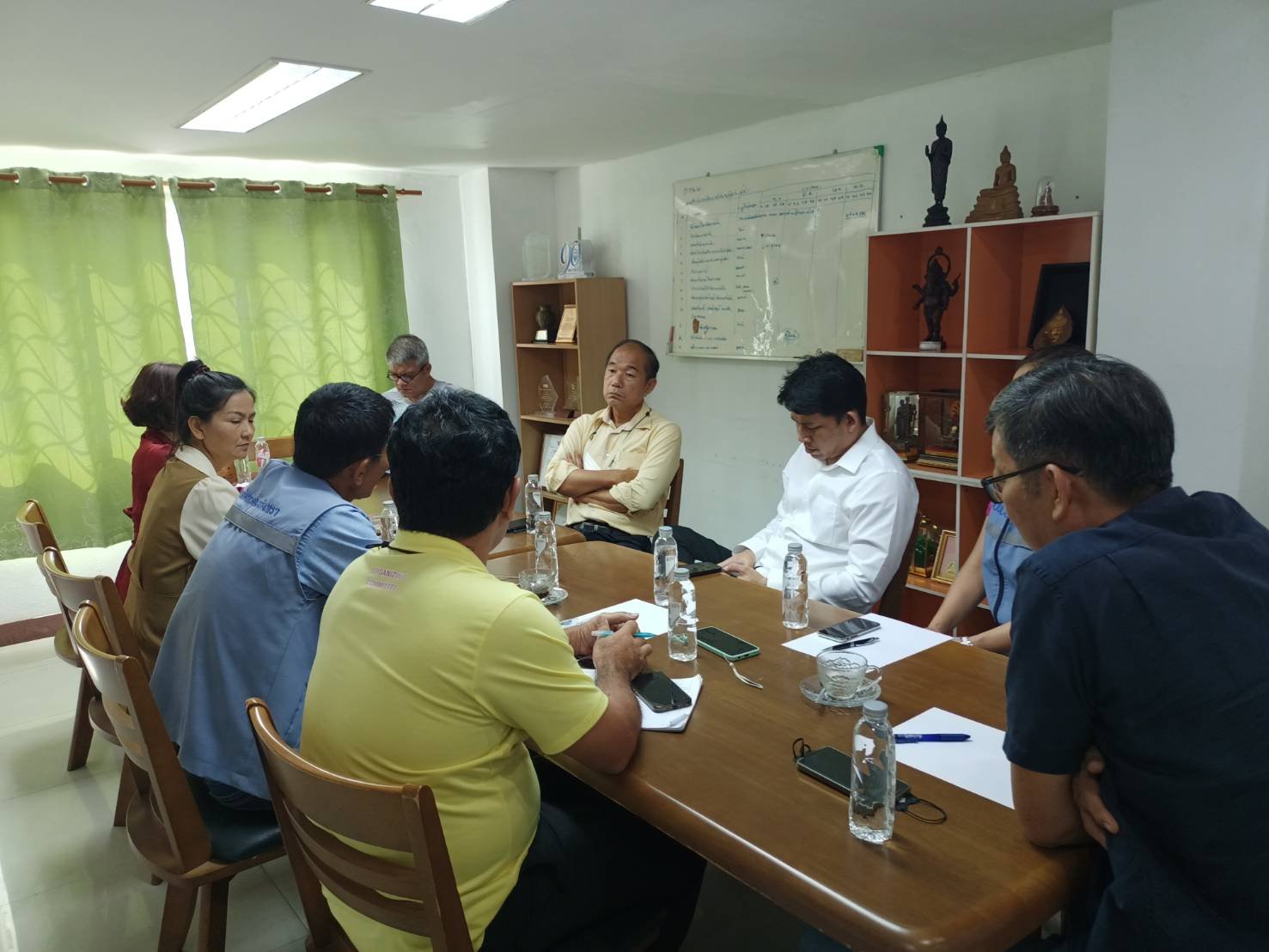 วันจันทร์ที่ 3 กรกฎาคม 2566 เวลา 14.00 น. นายจิตรกร  เผด็จศึก ประธาน ประชุมหารือการเตรียมจัดกิจกรรมจับคู่ธุรกิจ เพื่อส่งเสริมการค้าการลงทุน  ณ ห้องประชุมอาคารหอการค้าจังหวัดฉะเชิงเทรา วันจันทร์ที่ 3 กรกฎาคม 2566 เวลา 14.00 น. นายจิตรกร  เผด็จศึก ประธาน ประชุมหารือการเตรียมจัดกิจกรรมจับคู่ธุรกิจ เพื่อส่งเสริมการค้าการลงทุน  ณ ห้องประชุมอาคารหอการค้าจังหวัดฉะเชิงเทรา