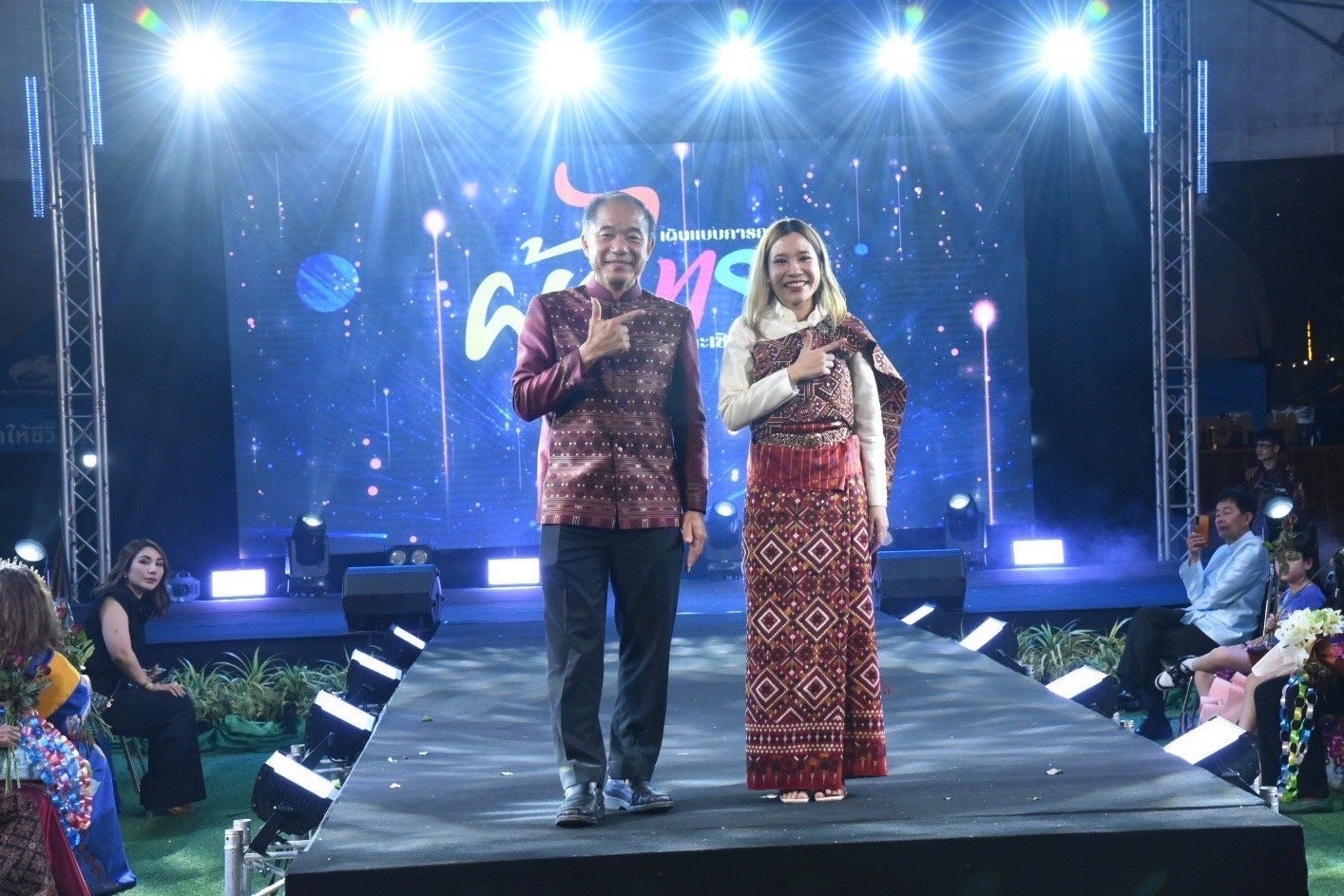 วันจันทร์ที่ 4 ธันวาคม 2566 เวลา 19.00 น. ดร.จิตรกร เผด็จศึก ประธานหอการค้า  และ นางสาวศศิธร เผด็จศึก สมาชิกYEC Chachoengsao ผู้ประกอบการรุ่นใหม่ เดินแบบในนามหอการค้าจังหวัดฉะเชิงเทรา พร้อมด้วยหน่วยงาน/องค์กรต่างๆ ร่วมงานเดินแบบผ้าไทยการกุศล (ผ้าไทยใส่ให้