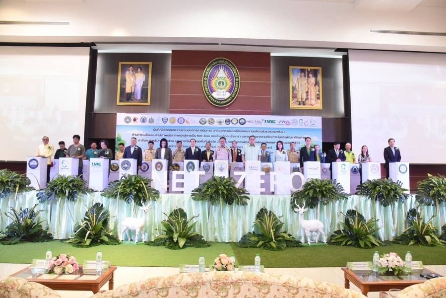 ดร.จิตรกร เผด็จศึก ประธานหอการค้าจังหวัดฉะเชิงเทรา ร่วมลงนามบันทึกข้อตกลงความร่วมมือการดำเนินการ ว่าด้วยการขับเคลื่อนแผนงานเพื่อเตรียมความพร้อมด้านการเปลี่ยนแปลงสภาพภูมิอากาศมุ่งสู่การเป็น Net Zero ของจังหวัดฉะเชิงเทรา และการศึกษาความต้องการในการพัฒนาศักย