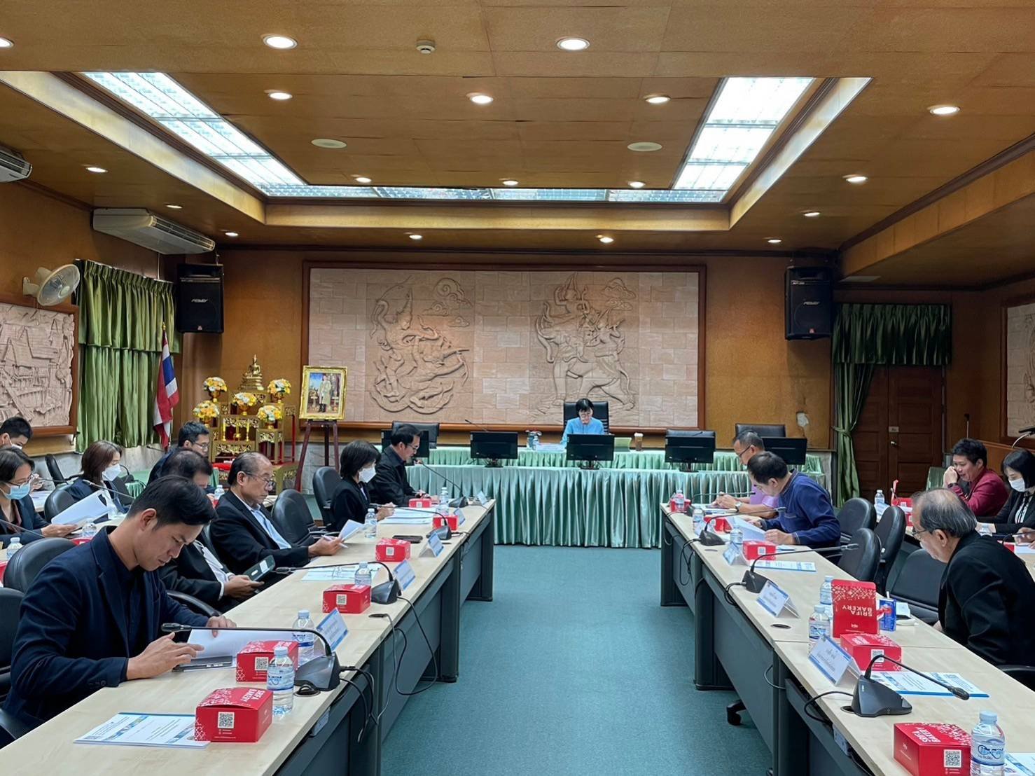 วันอังคารที่ 12 ธันวาคม 2566 เวลา 13.30 น. นายจิตรกร เผด็จศึกประธาน ร่วมประชุมคณะกรรมการบริหารงานกลุ่มจังหวัดแบบบูรณาการ (ก.บ.ก.) กลุ่มจังหวัดภาคตะวันออก 1 (ฉะเชิงเทรา ชลบุรี ระยอง) ครั้งที่ 1/2567 ณ ห้องประชุมชลบุรี ชั้น 3 ศาลากลางจังหวัดชลบุรี