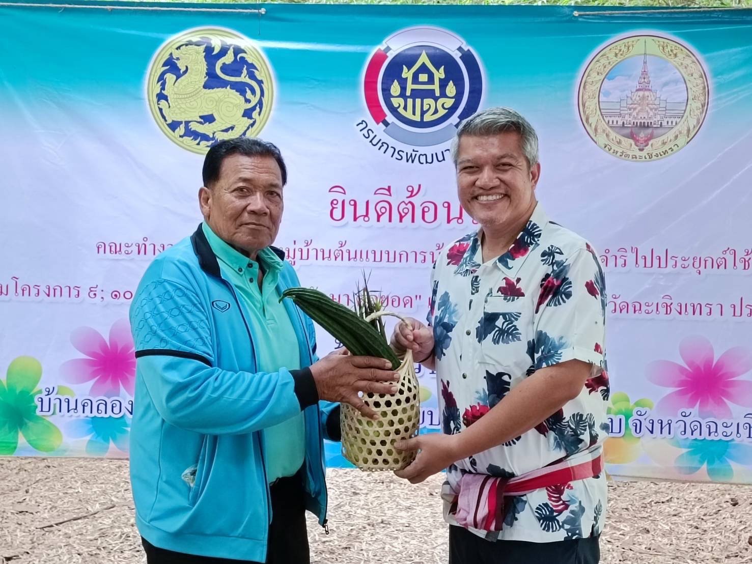 นายจอมพงษ์ ชูทับทิม เลขาธิการหอการค้าร่วมลงพื้นที่เพื่อคัดเรียกหมู่บ้านต้นแบบหมู่บ้านต้นแบบการน้อมนำแนวพระราชดำริไปประยุกต์ใช้ตามโครงการ 9 ,10 ปฏิบัติบูชา สืบสาน รักษา ต่อยอด เพื่อพัฒนาชุมชนประจำปี 2567ในวันพุธที่ 27 มีนาคม 2567 เวลา 09.00 น ณ วิสาหกิจชุม