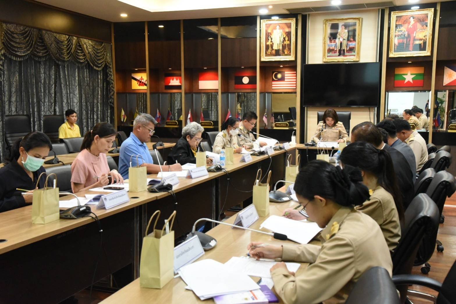 วันจันทร์ที่ 8 มกราคม 2567 เวลา 13:30-16:30  น นายจอมพงษ์  ชูทับทิม เลขาธิการหอการค้าฯ ร่วมประชุมคณะกรรมการบริหารกองทุนพัฒนาเด็กชนบทในพระราชูปถัมภ์สมเด็จพระเทพรัตนราชสุดาฯ สยามบรมราชกุมารี จังหวัดฉะเชิงเทราครั้งที่ 1/2567 ณ ห้องประชุมพระยาศรีสุนทรโวหาร(น้