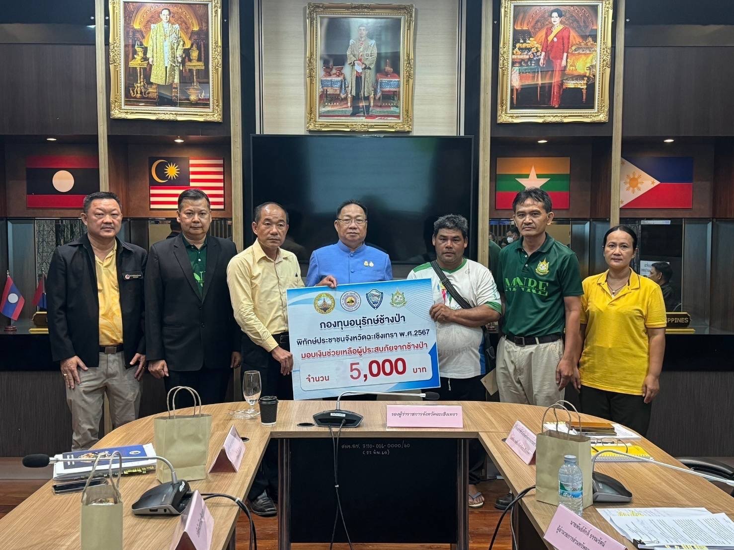 วันพุธที่ 29 พฤษภาคม 2567 กองทุนอนุรักษ์ช้างป่า พิทักษ์ประชาชนจังหวัดฉะเชิงเทรา นำโดยนายกำพล สิริรัตนนท์ รองผวจ.ฉช. (รองประธานที่ปรึกษากองทุนฯ) ดร.จิตรกร เผด็จศึก ประธานหอการค้าจังหวัดฉะเชิงเทรา (ประธานกองทุนฯ) นายพัชร์ภารุจ สุคนธร ผอ.ทสจ.ฉช. (เลขานุการกอ