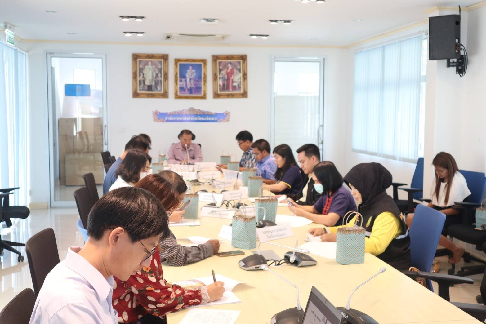 วันพฤหัสบดีที่ 11 มกราคม 2567 เวลา 14:00 น นายจิตรกร เผด็จศึก ประธาน ร่วมประชุมคณะทำงานดำเนินโครงการช่วยเหลือเกษตรกรผู้เลี้ยงกุ้งจังหวัดฉะเชิงเทรา ณ ห้องประชุมนนทรีชั้น 1 สำนักงานพาณิชย์จังหวัดฉะเชิงเทรา