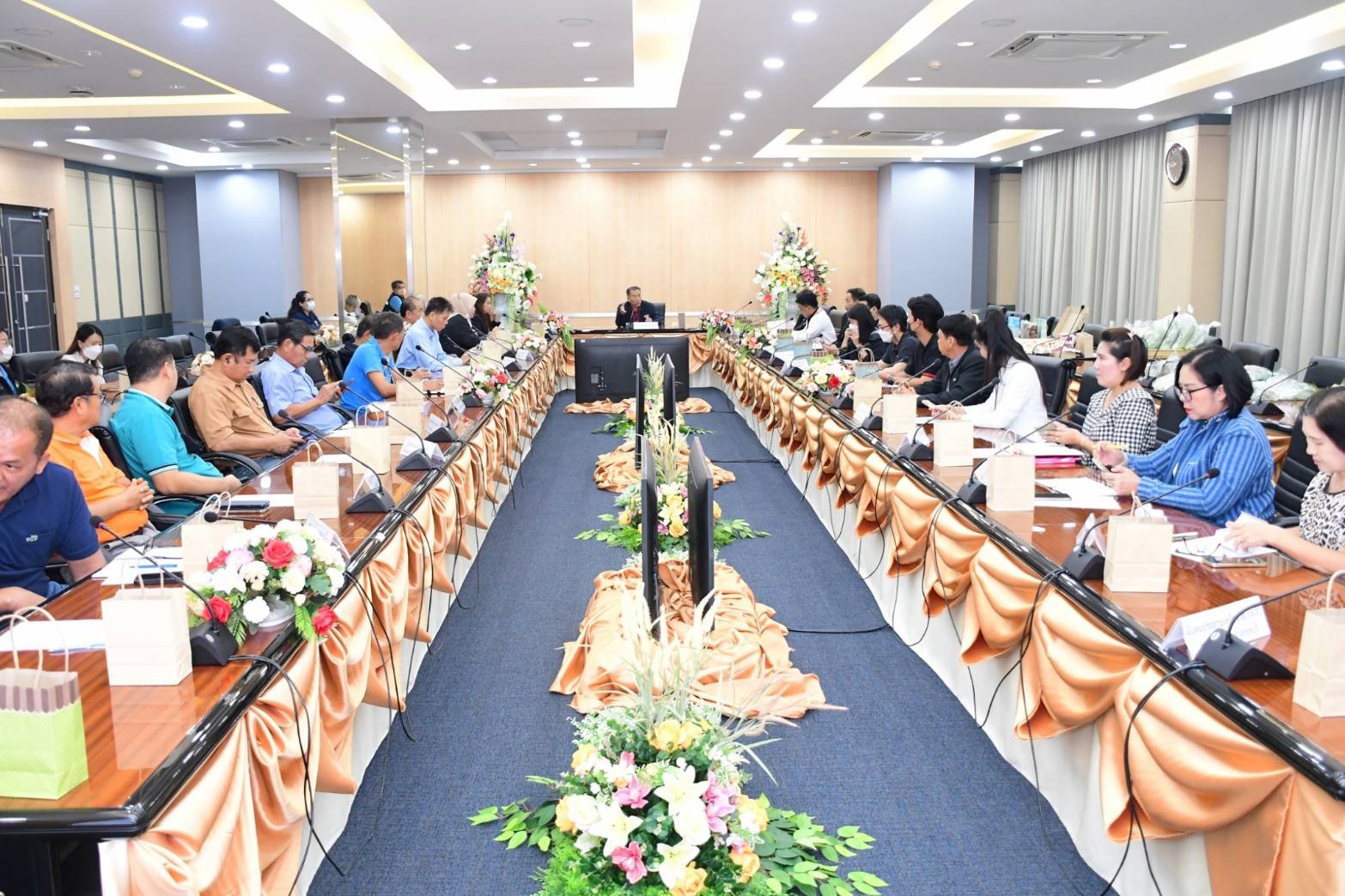 วันศุกร์ที่ 12 มกราคม 2567 เวลา 9:00 น - 12:00 น นายจิตรกร เผด็จศึก ประธานหอการค้าฯ ร่วมประชุมหารือการนำสินค้าเกษตรและผลิตภัณฑ์ชุมชนจำหน่ายในห้างสรรพสินค้าเดอะมอลล์ ณ ห้องประชุมเจ้าเสวย อาคารราชนครินทร์ชั้น 4 มหาวิทยาลัยราชภัฏราชนครินทร์ ตำบลหน้าเมือง อำเ